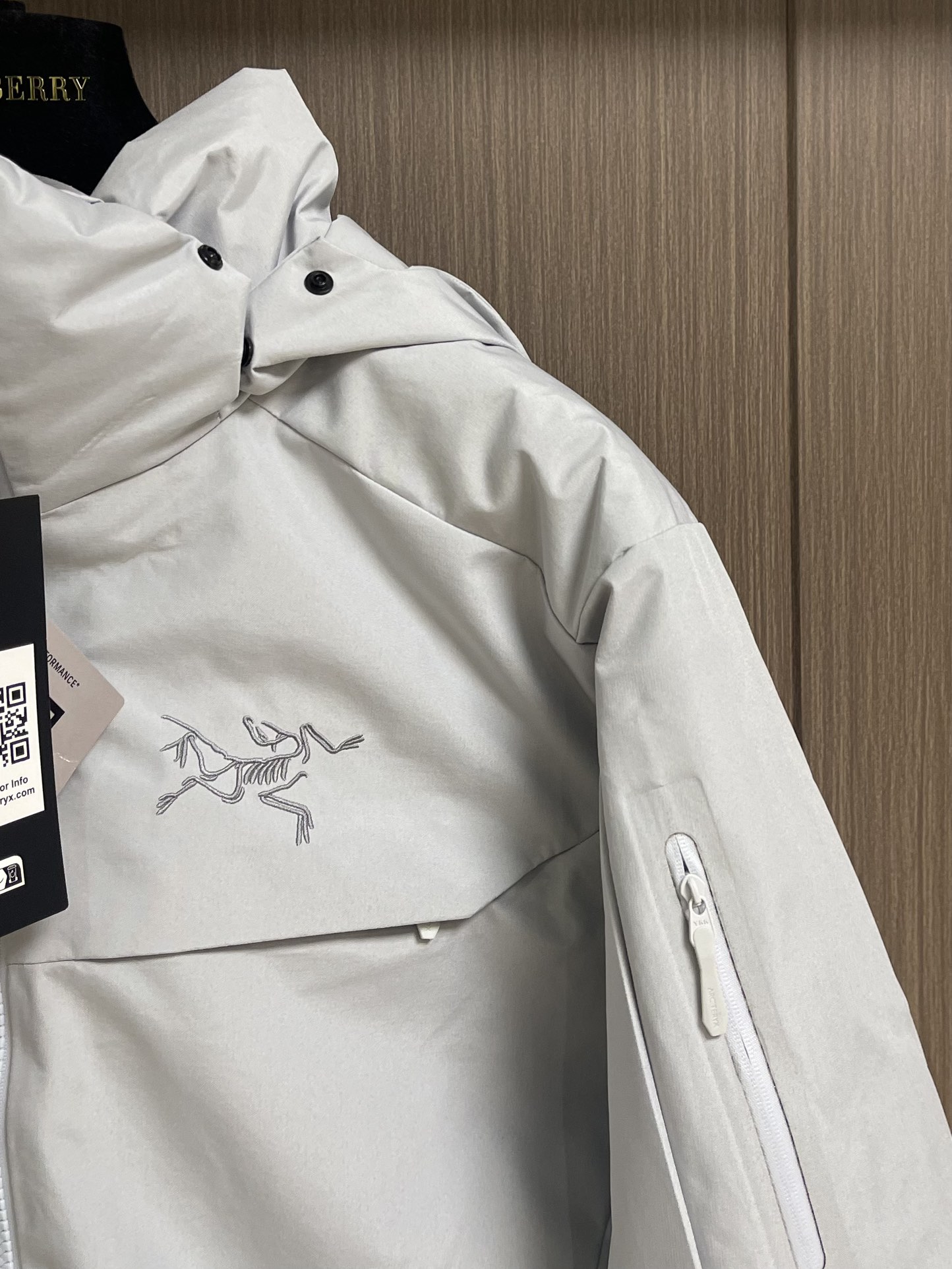 Arcteryx 始祖鸟硬壳连帽防风羽绒服连帽外套，采用定制五金辅料，立体刺绣logo，最新科技面料，防