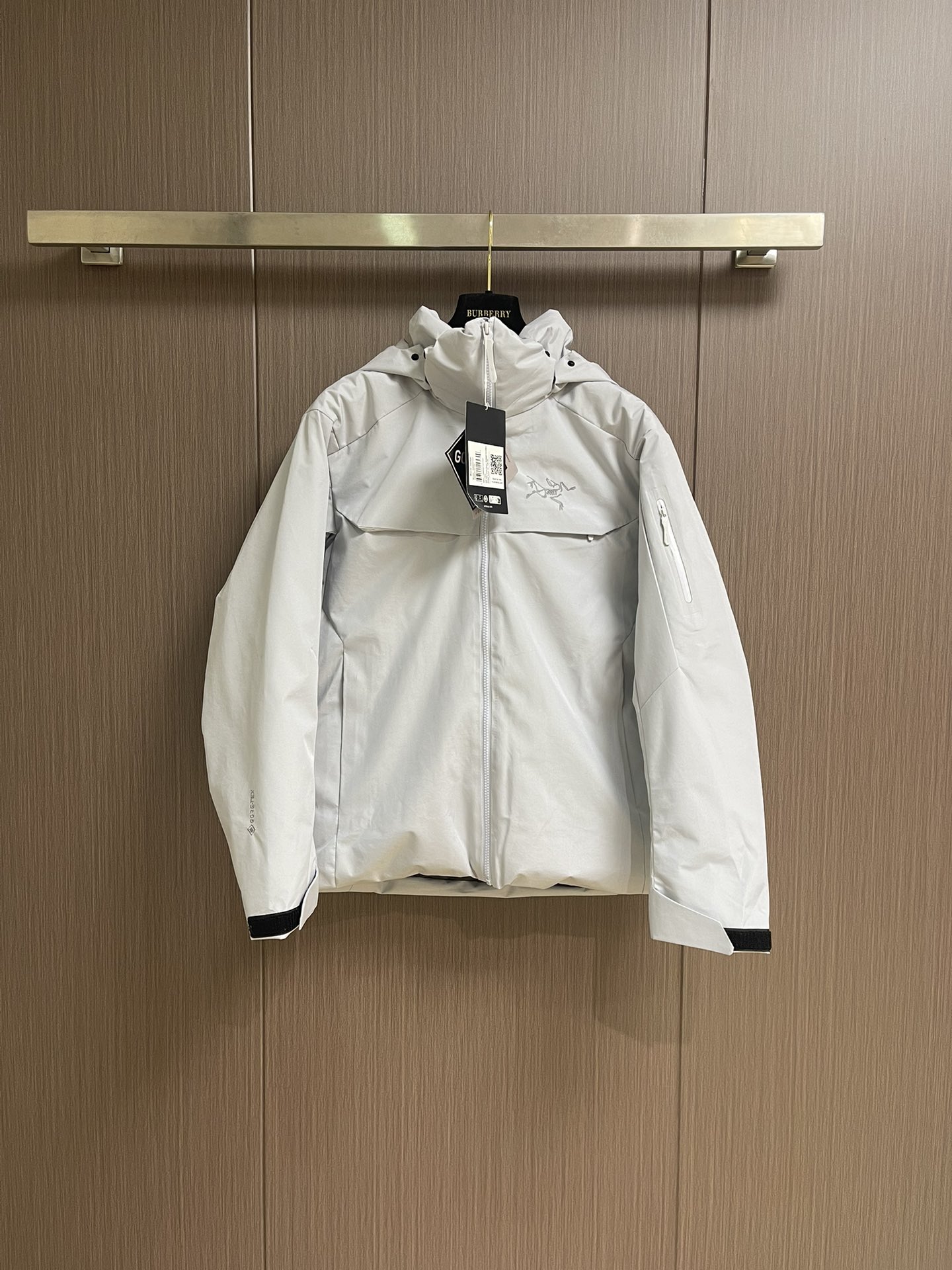 Arcteryx 始祖鸟硬壳连帽防风羽绒服连帽外套，采用定制五金辅料，立体刺绣logo，最新科技面料，防