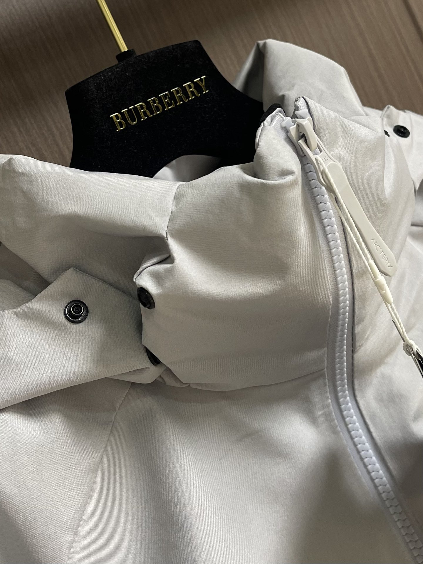 Arcteryx 始祖鸟硬壳连帽防风羽绒服连帽外套，采用定制五金辅料，立体刺绣logo，最新科技面料，防