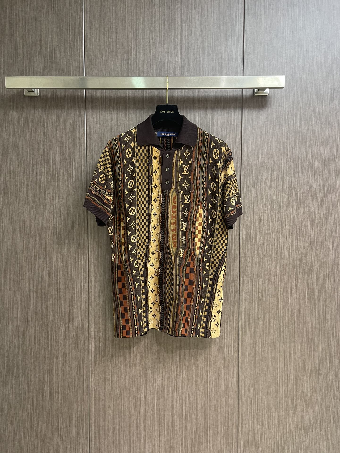 NO:538720,LV 2025FW jointly-branded Nigo series Monogram Jacquard Polo collar knitted short sleeves, heavy industry positioning three-dimensional contrasting color inlay craftsmanship runs through the fashionable and high-end feeling!  Swiss woven positioning inlay craftsmanship, high-end pink color matching, sporty style for men and women!  The classic wide version is fashionable and high-end!  Size S-XL, louis vuitton, T-shirt, alexander wang19860909LV 2025FW 联名Nigo系列Monogram花奔提花Polo领针织短袖,重工定位立体撞色嵌花工艺贯穿时髦高级感！瑞士机织定位嵌花工艺,高级粉嫩配色 运动气息男女同款！经典宽版版型时髦又高级！尺码S-XL,,louis vuitton,T-shirt,alexander wang,Men's clothing