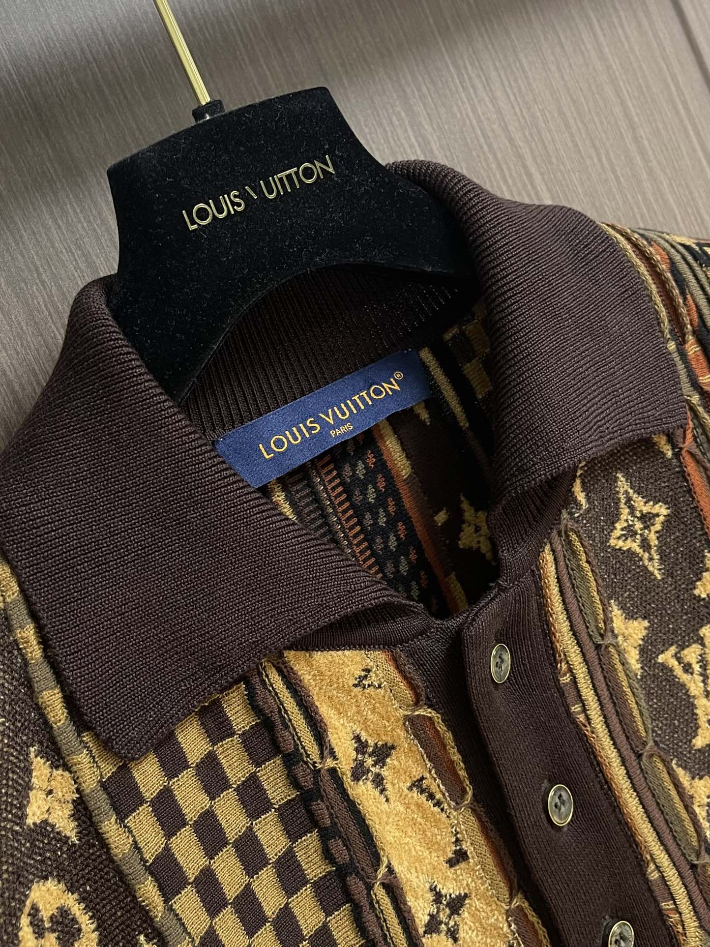 LV 2025FW 联名Nigo系列Monogram花奔提花Polo领针织短袖，重工定位立体撞色嵌花工艺