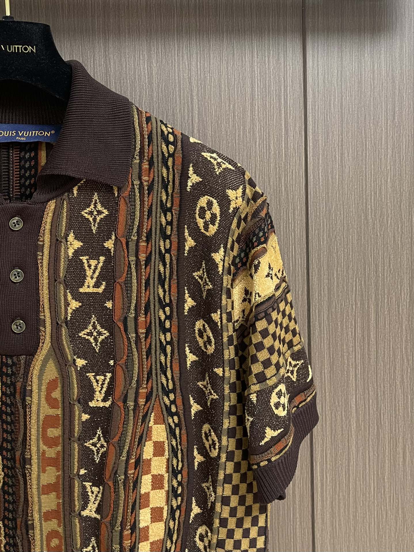 LV 2025FW 联名Nigo系列Monogram花奔提花Polo领针织短袖，重工定位立体撞色嵌花工艺