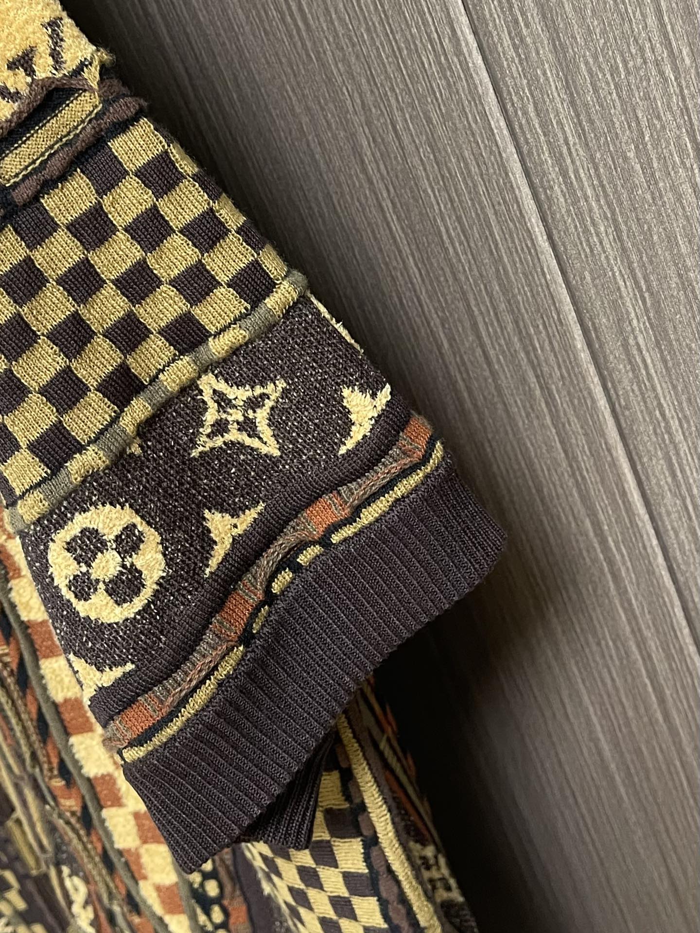 LV 2025FW 联名Nigo系列Monogram花奔提花Polo领针织短袖，重工定位立体撞色嵌花工艺