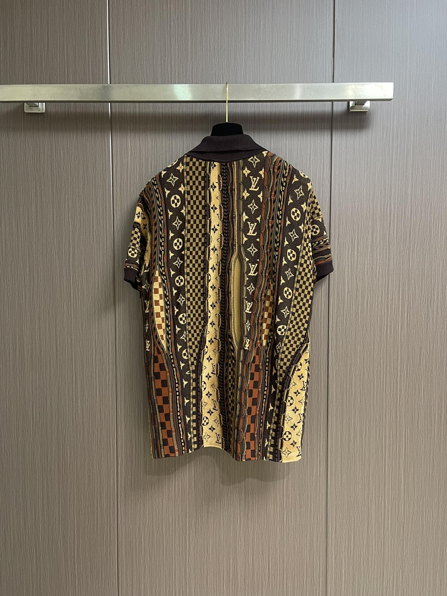 LV 2025FW 联名Nigo系列Monogram花奔提花Polo领针织短袖，重工定位立体撞色嵌花工艺