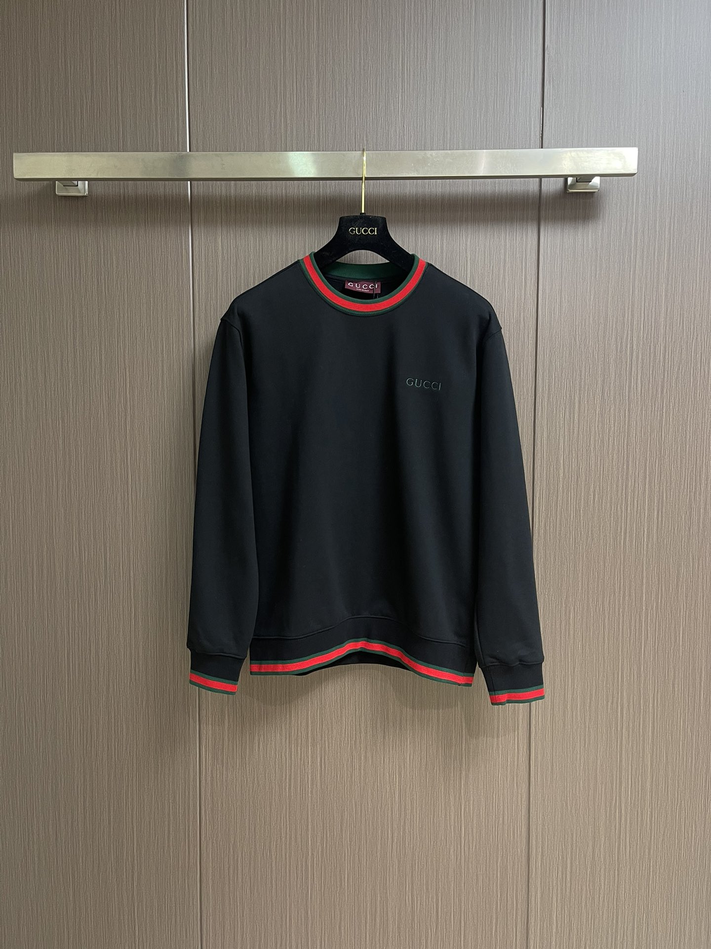 NO:569829,Gucci 2025Fw embroidered small label red and green threaded round neck sweatshirt with contrasting stripe design. The red and green striped piping on the collar and cuffs add a sense of classic and fashion. The GUCCI logo on the chest is presented with exquisite embroidery technology, which not only shows the classic design elements of GUCCI, but also combines the dual needs of modern fashion and comfortable wearing. Sizes S-XL,,gucci,hoodie,sweatshirts,alexander wang19860909Gucci 2025Fw 刺绣小标红绿螺纹圆领卫衣,采用撞色条纹设计,领口和袖口的红绿条纹滚边增添了一丝经典与时尚感.胸前的GUCCI标志以精致的刺绣工艺呈现,不仅展现了GUCCI的经典设计元素,还融合了现代时尚与舒适穿着的双重需求.尺码S-XL,,gucci,hoodie,sweatshirts,alexander wang,Men's clothing