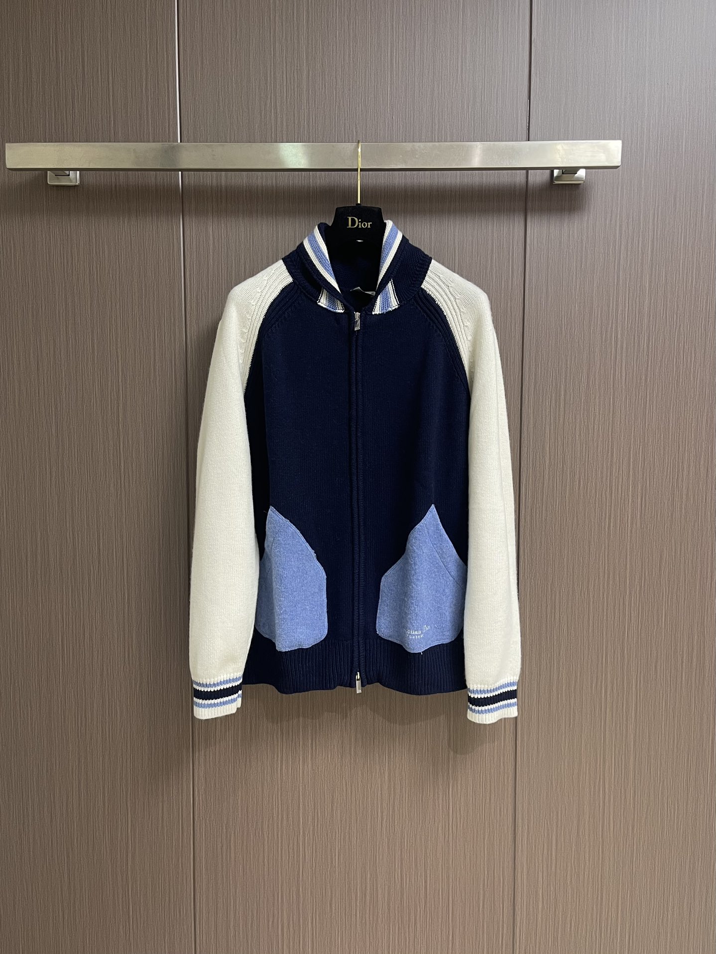 NO:531259,Dior College Style Cardigan Jacket, Blue and Beige Jersey felt fabric Christian Dior Couture Lily of the Valley Embroidery, this Christian Dior Couture Lily of the Valley Embroidery is a new product in the fall 2025 men's clothing series, reinterpreting the university style with a color-blocking design. It is carefully crafted with blue and beige jersey felt fabric, paired with contrasting pockets and sleeves, unique. It is decorated with Christian Dior Couture embroidery, embellished with beads and lily of the valley flowers, paying tribute to Mr. Dior's love for flowers. It can be matched with other items in the series to create exquisite shapes. Size S-XL,,dior, jackets & coats, jackets & coats, alexander wang19860909Dior 学院风开衫夹克外套,蓝色和米色平纹针织毛毡面料 Christian Dior Couture铃兰刺绣,这款 Christian Dior Couture 铃兰刺绣双色学院风开衫是二零二五秋季男装系列新品,以拼色设计重新诠释大学风格.采用蓝色和米色平纹针织毛毡面料精心制作,搭配对比鲜明的口袋和衣袖,别具一格.饰以Christian Dior Couture刺绣,点缀以珠饰和铃兰花朵,向 Dior先生对花朵的热爱致敬.可与该系列的其他单品搭配,打造精致造型.尺码S-XL,,dior,jackets & coats,jackets & coats,alexander wang,Men's clothing