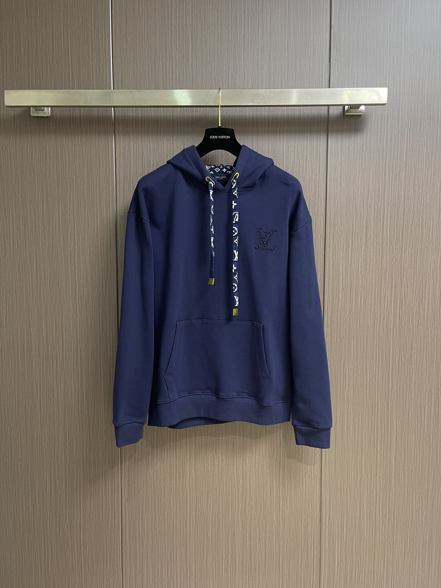 LV 2025ss新款棉质连帽卫衣，本款棉质连帽衫为风帽内部和丝带造型抽绳铺陈Monogram 印花，搭