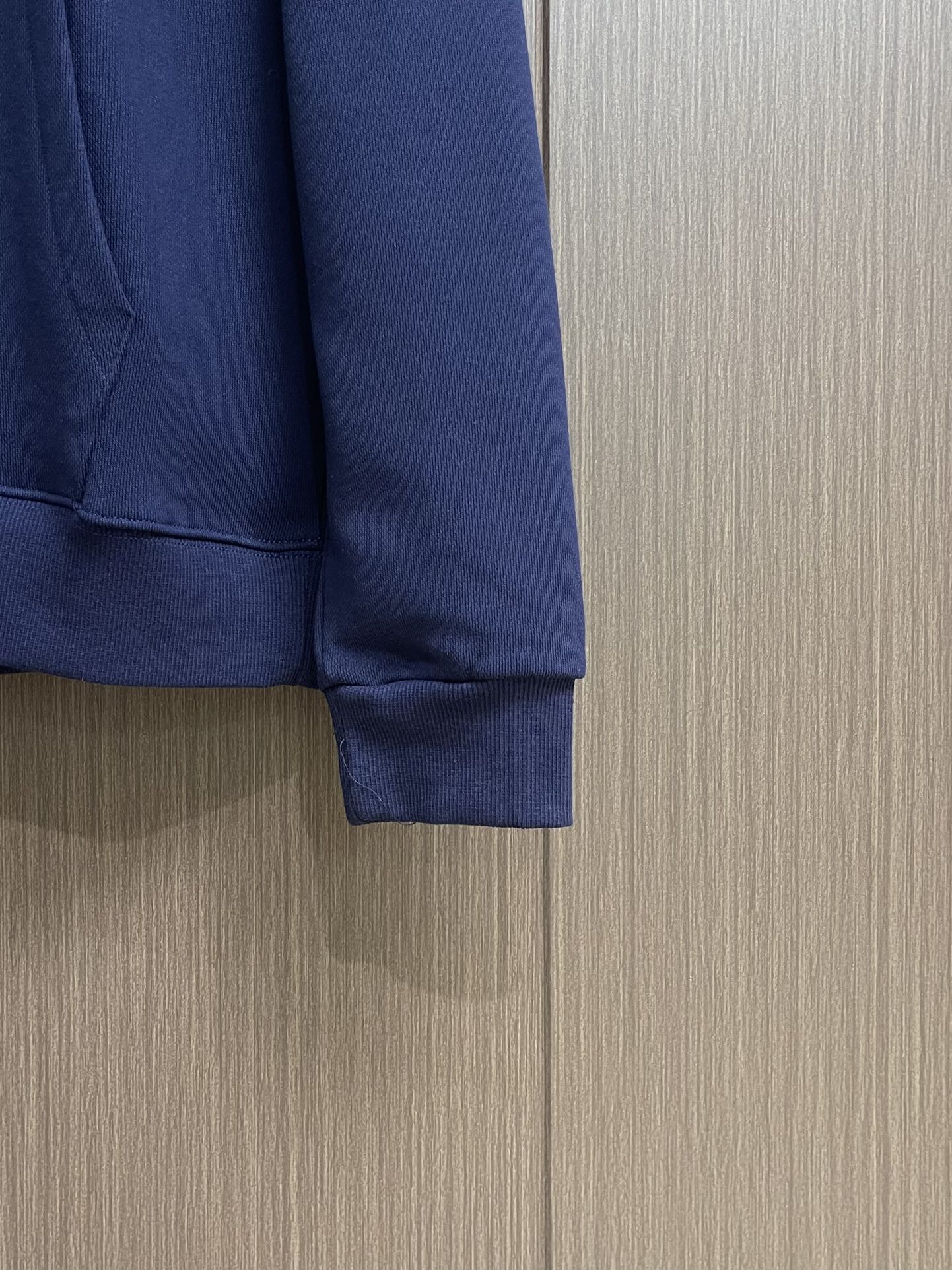 LV 2025ss新款棉质连帽卫衣，本款棉质连帽衫为风帽内部和丝带造型抽绳铺陈Monogram 印花，搭