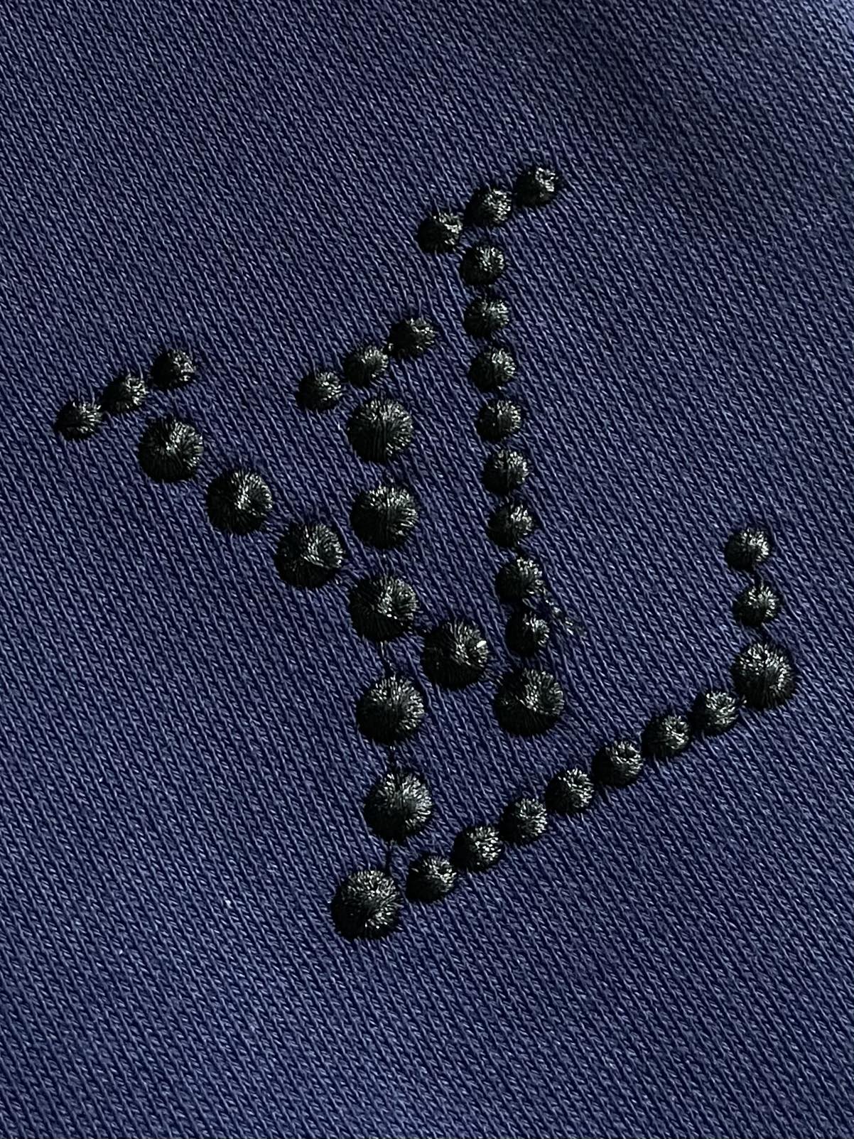 LV 2025ss新款棉质连帽卫衣，本款棉质连帽衫为风帽内部和丝带造型抽绳铺陈Monogram 印花，搭