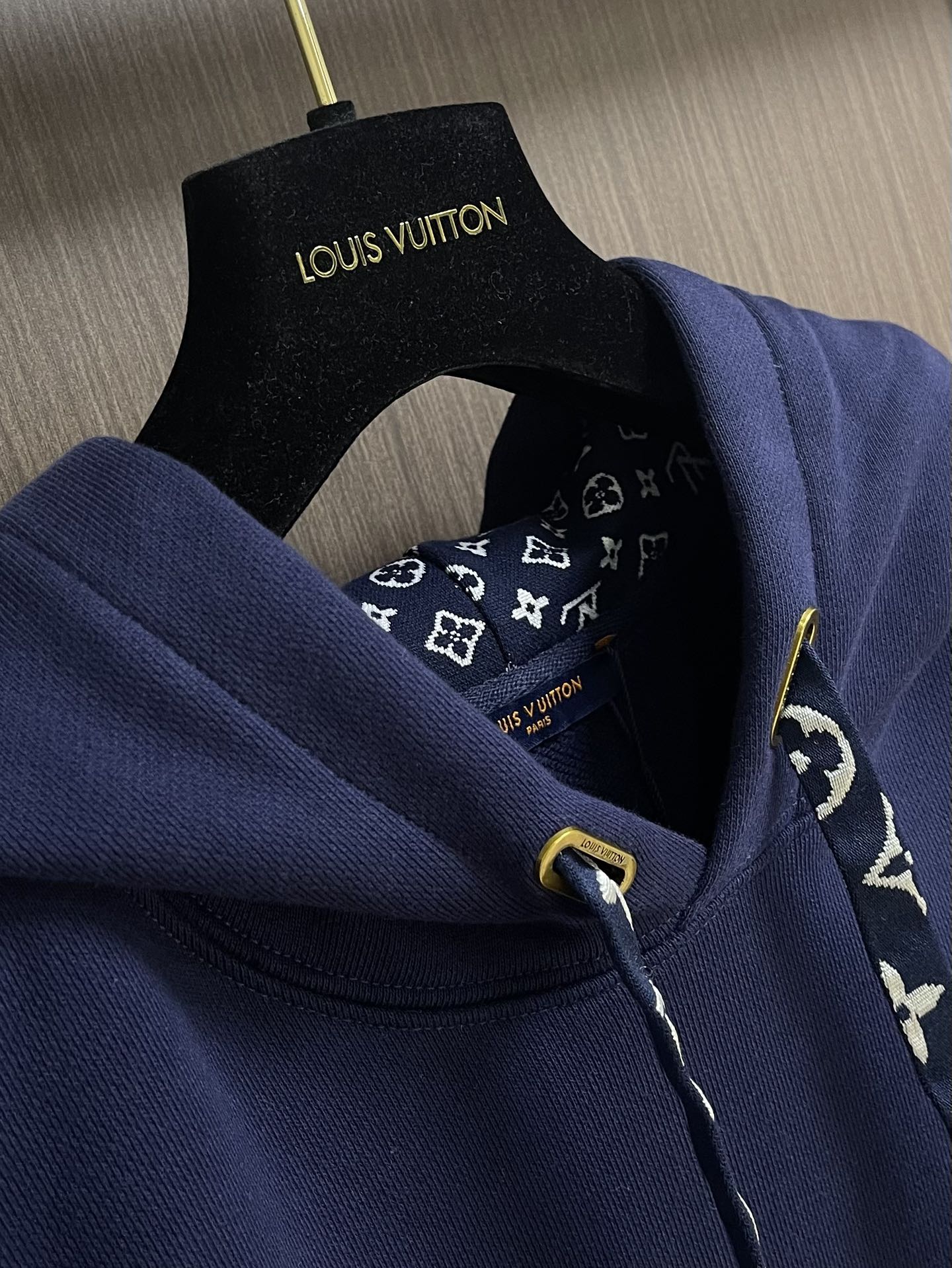 LV 2025ss新款棉质连帽卫衣，本款棉质连帽衫为风帽内部和丝带造型抽绳铺陈Monogram 印花，搭