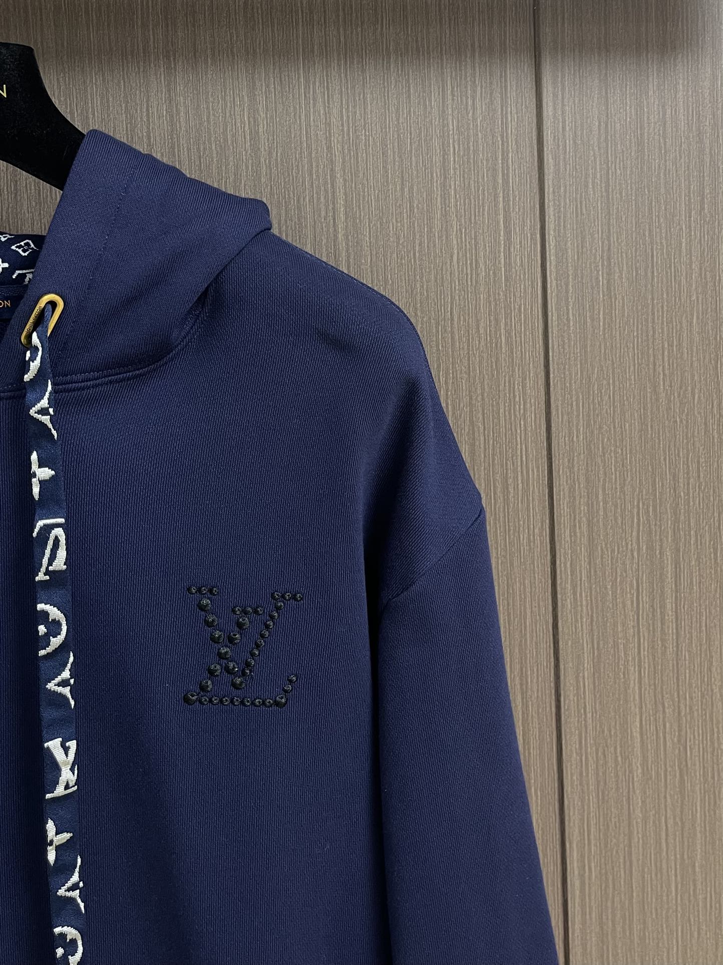 LV 2025ss新款棉质连帽卫衣，本款棉质连帽衫为风帽内部和丝带造型抽绳铺陈Monogram 印花，搭