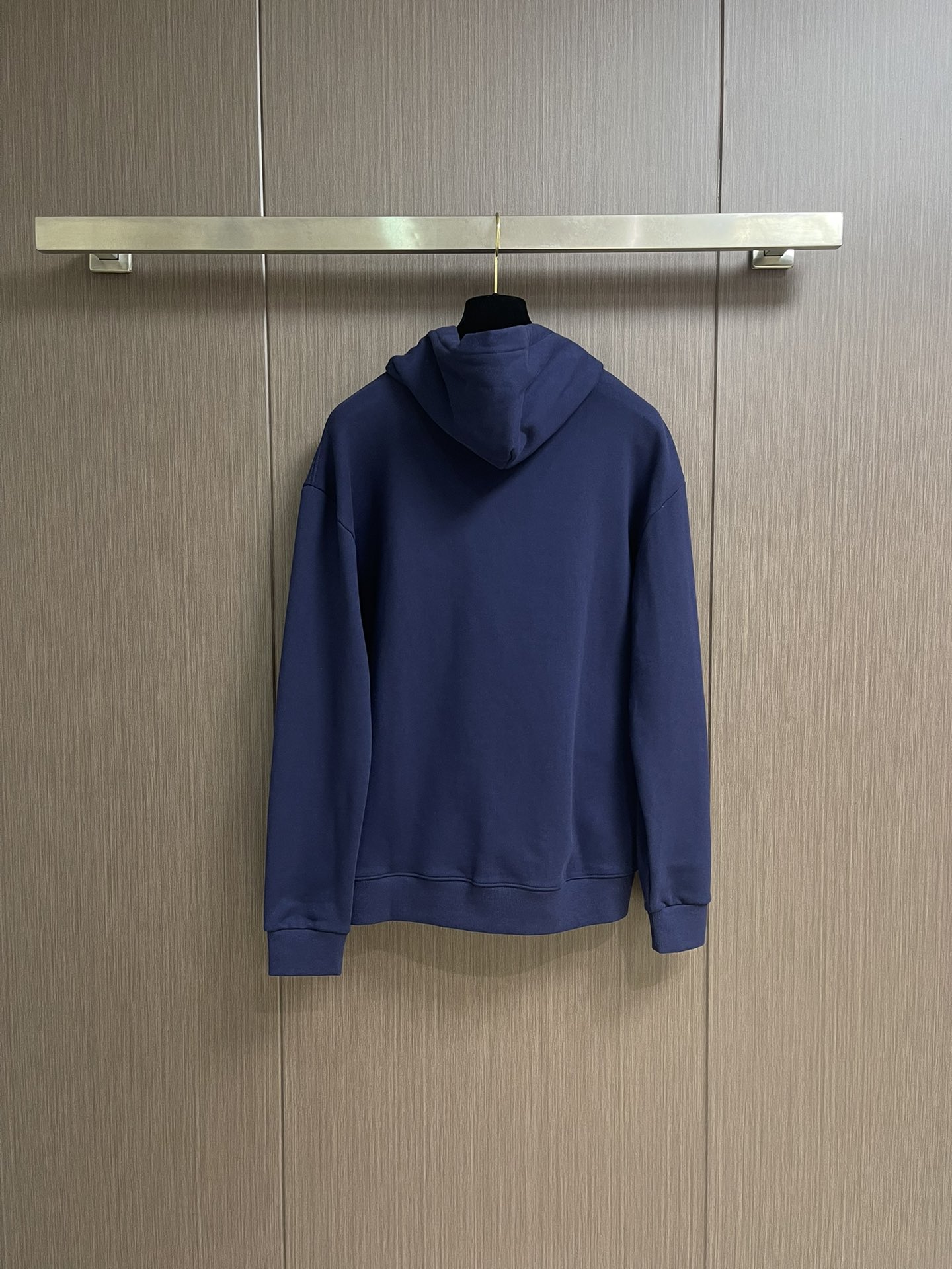 LV 2025ss新款棉质连帽卫衣，本款棉质连帽衫为风帽内部和丝带造型抽绳铺陈Monogram 印花，搭