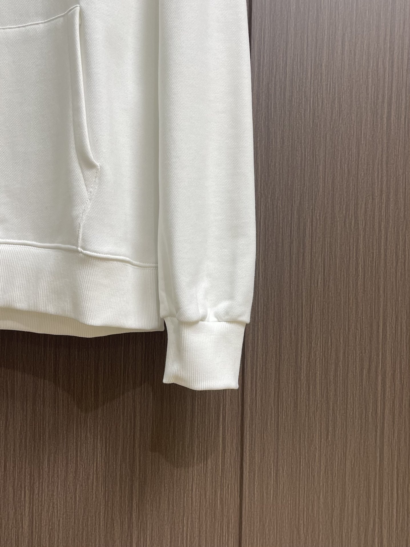 LV 2025ss新款棉质连帽卫衣，本款棉质连帽衫为风帽内部和丝带造型抽绳铺陈Monogram 印花，搭