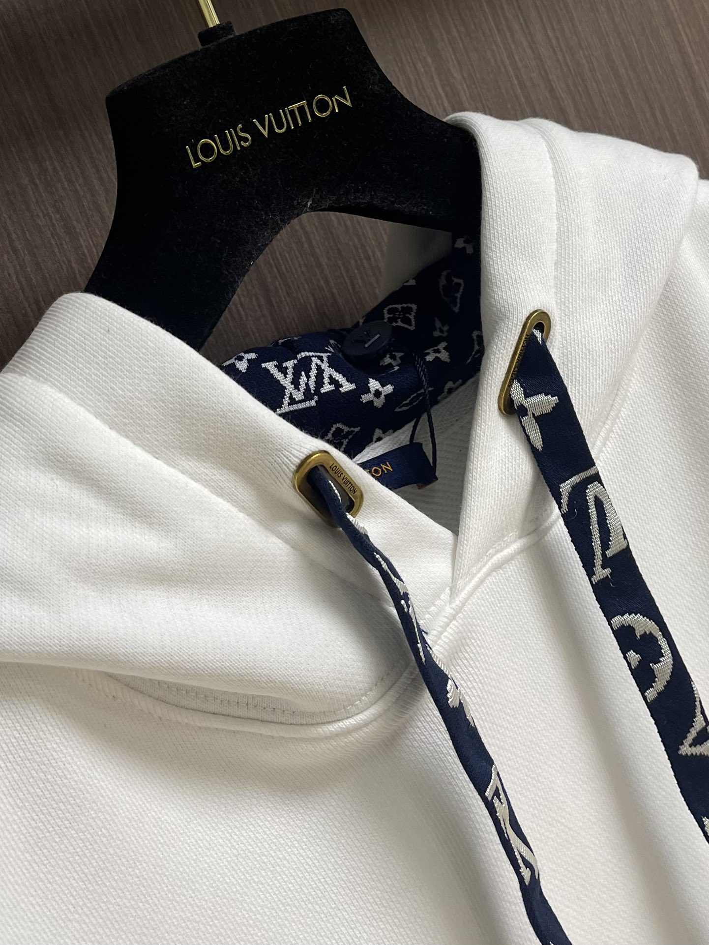 LV 2025ss新款棉质连帽卫衣，本款棉质连帽衫为风帽内部和丝带造型抽绳铺陈Monogram 印花，搭