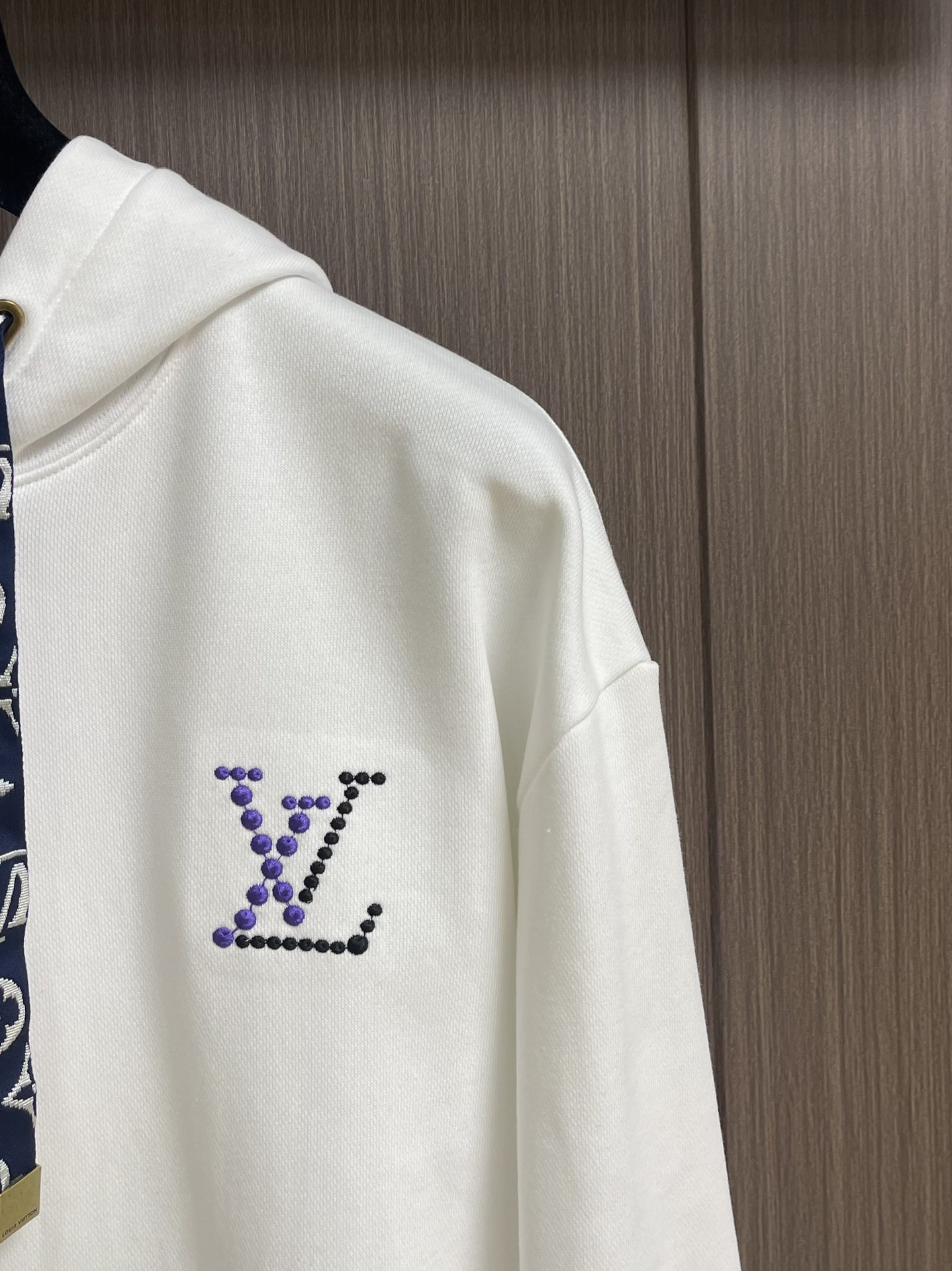 LV 2025ss新款棉质连帽卫衣，本款棉质连帽衫为风帽内部和丝带造型抽绳铺陈Monogram 印花，搭