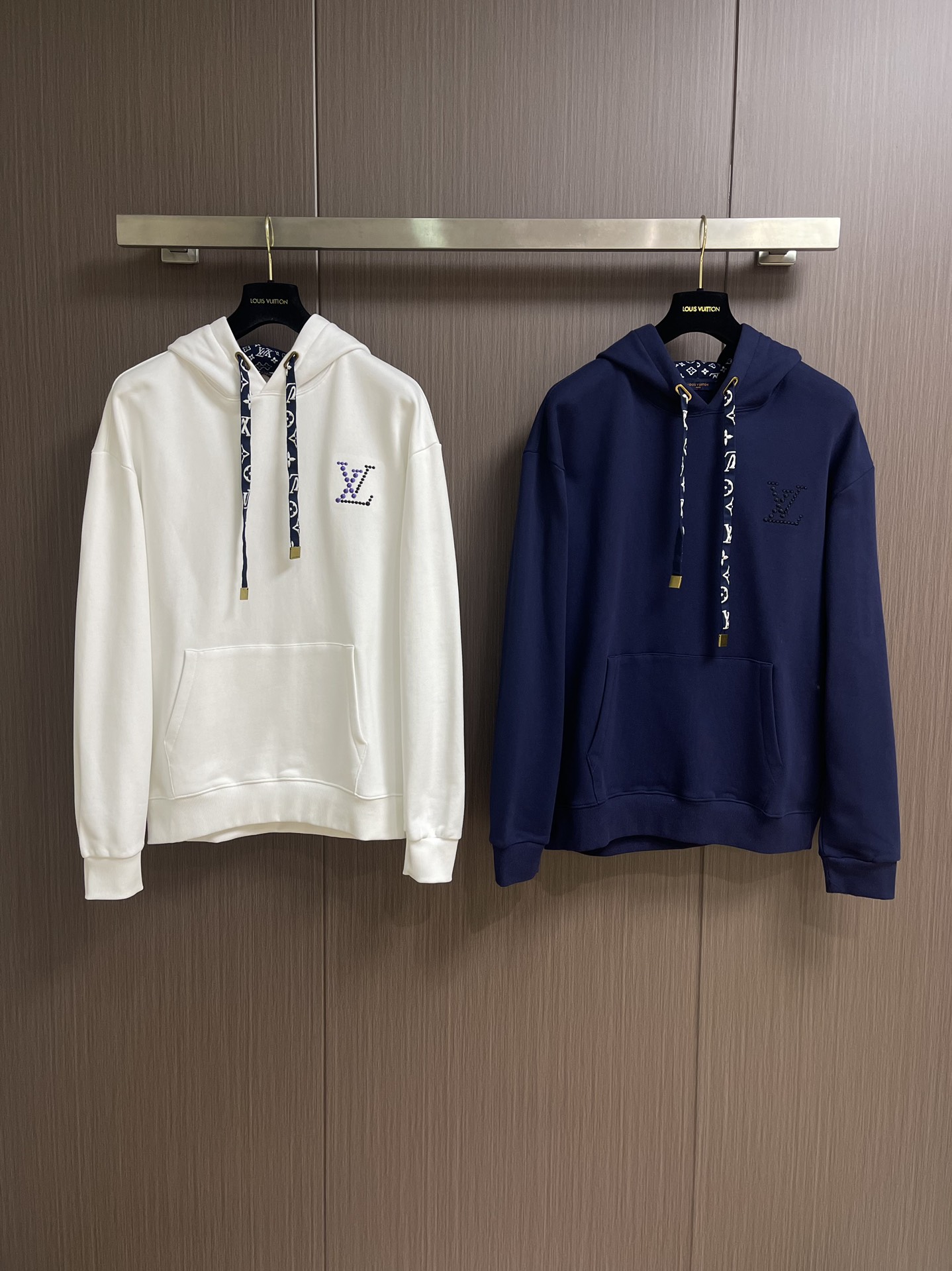 LV 2025ss新款棉质连帽卫衣，本款棉质连帽衫为风帽内部和丝带造型抽绳铺陈Monogram 印花，搭