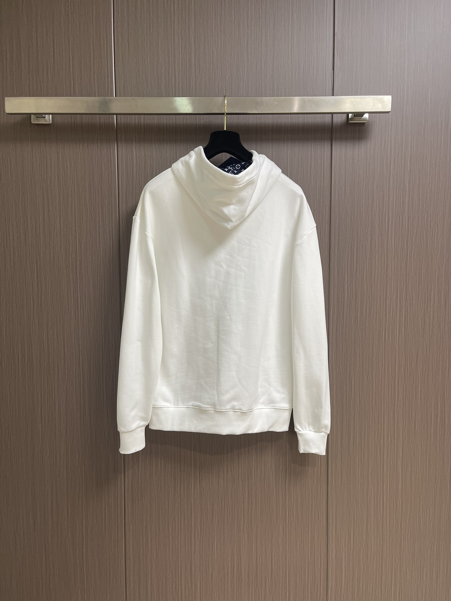 LV 2025ss新款棉质连帽卫衣，本款棉质连帽衫为风帽内部和丝带造型抽绳铺陈Monogram 印花，搭