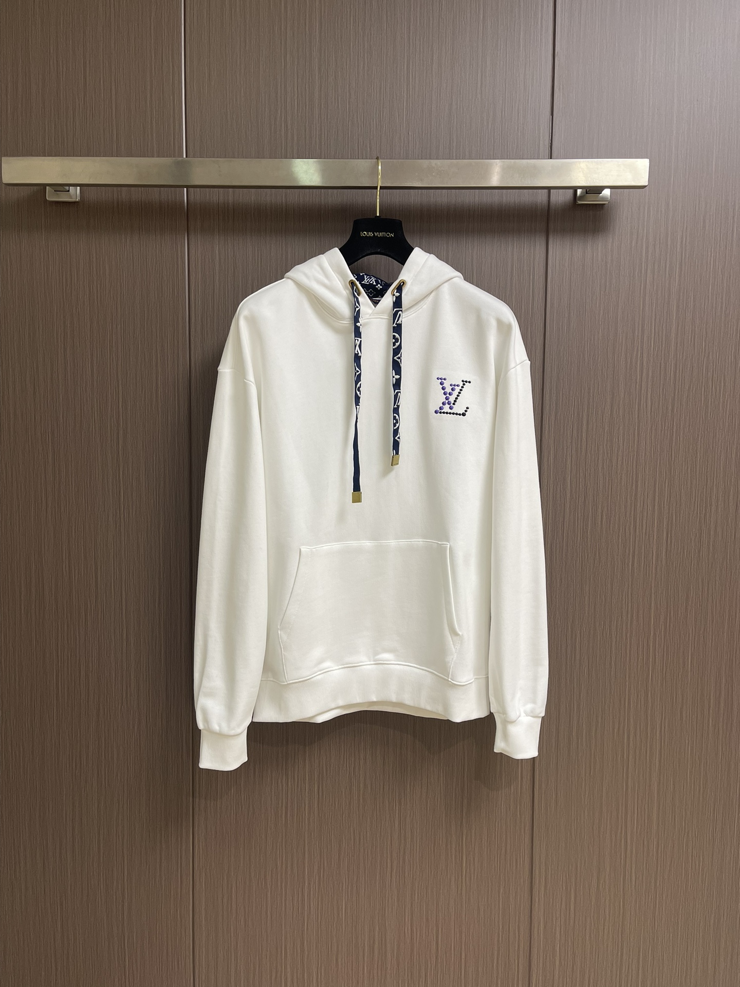 NO:539594,LV 2025ss new cotton hooded sweatshirt, this cotton hoodie is decorated with a Monogram print with a hood inside and a ribbon-shaped drawstring, and is matched with dazzling holes and exquisite drawstring ends, which can easily upgrade travel or daily style. Size S-XL Size bust 116cm long 71cm shoulder width 52cm M size bust 120cm long 73cm shoulder width 54cm L size bust 124cm long 75cm shoulder width 56cm XL size bust 128cm long 77cm shoulder width 58cm, louis vuitton,hoodie,sweatshirts,hats,alexander wang19860909LV 2025ss新款棉质连帽卫衣,本款棉质连帽衫为风帽内部和丝带造型抽绳铺陈Monogram 印花,搭配耀目孔眼与考究抽绳端头,可轻松升级旅行或日常造型.尺码S-XL S码胸围116cm衣长71cm 肩宽52cm M码胸围120cm 衣长73cm 肩宽54cm L码胸围124cm 衣长75cm 肩宽56cm XL码胸围128cm 衣长77cm 肩宽58cm,,louis vuitton,hoodie,sweatshirts,hats,alexander wang,Men's clothing