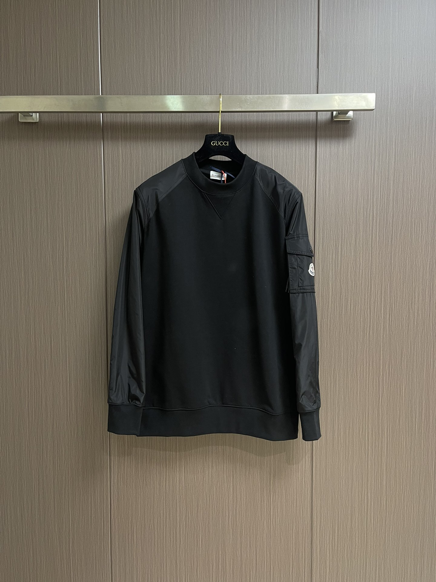 NO:531250,Moncler men's cotton blend sweatshirt. This sweatshirt is made of soft cotton fleece fabric and is matched with glossy nylon details to create a sharp contrast. The sleeve pockets add the finishing touch and cleverly pay tribute to the brand's classic heritage. It can be paired with the same style of sweatpants to create a complete casual look. Size S-XL, hoodie, sweatshirts, alexander wang19860909Moncler 男士棉质混纺卫衣.这款卫衣采用柔软的棉质抓绒面料制成,搭配亮面尼龙细节,形成鲜明对比.衣袖口袋增添点睛之笔,巧妙致敬品牌的经典传承.可搭配同款运动裤,打造完整休闲造型.尺码S-XL,,hoodie,sweatshirts,alexander wang,Men's clothing