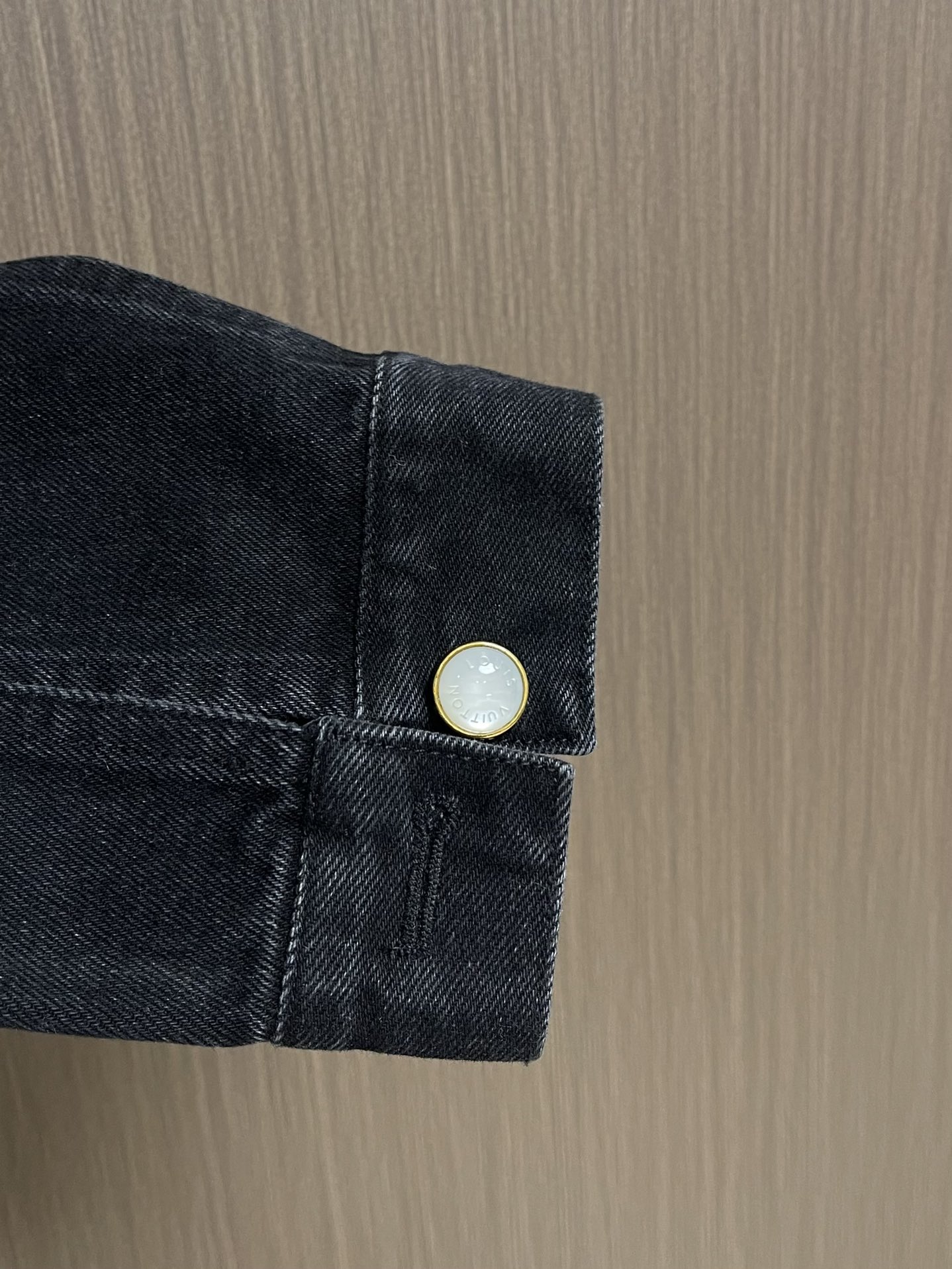 LV 砂洗刺绣牛仔外套，采用高品质的牛面料，布料纹理清晰且质地挺括，兼具良好的耐磨性与透气性，穿着舒适且