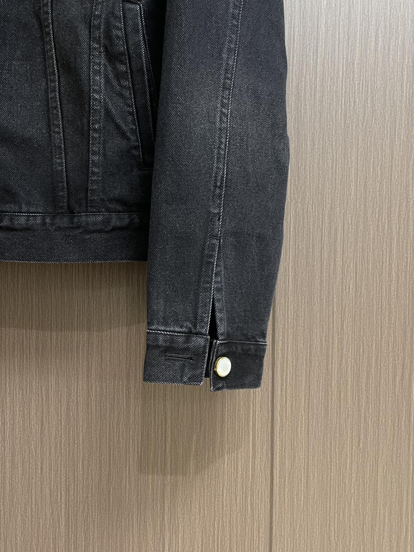 LV 砂洗刺绣牛仔外套，采用高品质的牛面料，布料纹理清晰且质地挺括，兼具良好的耐磨性与透气性，穿着舒适且