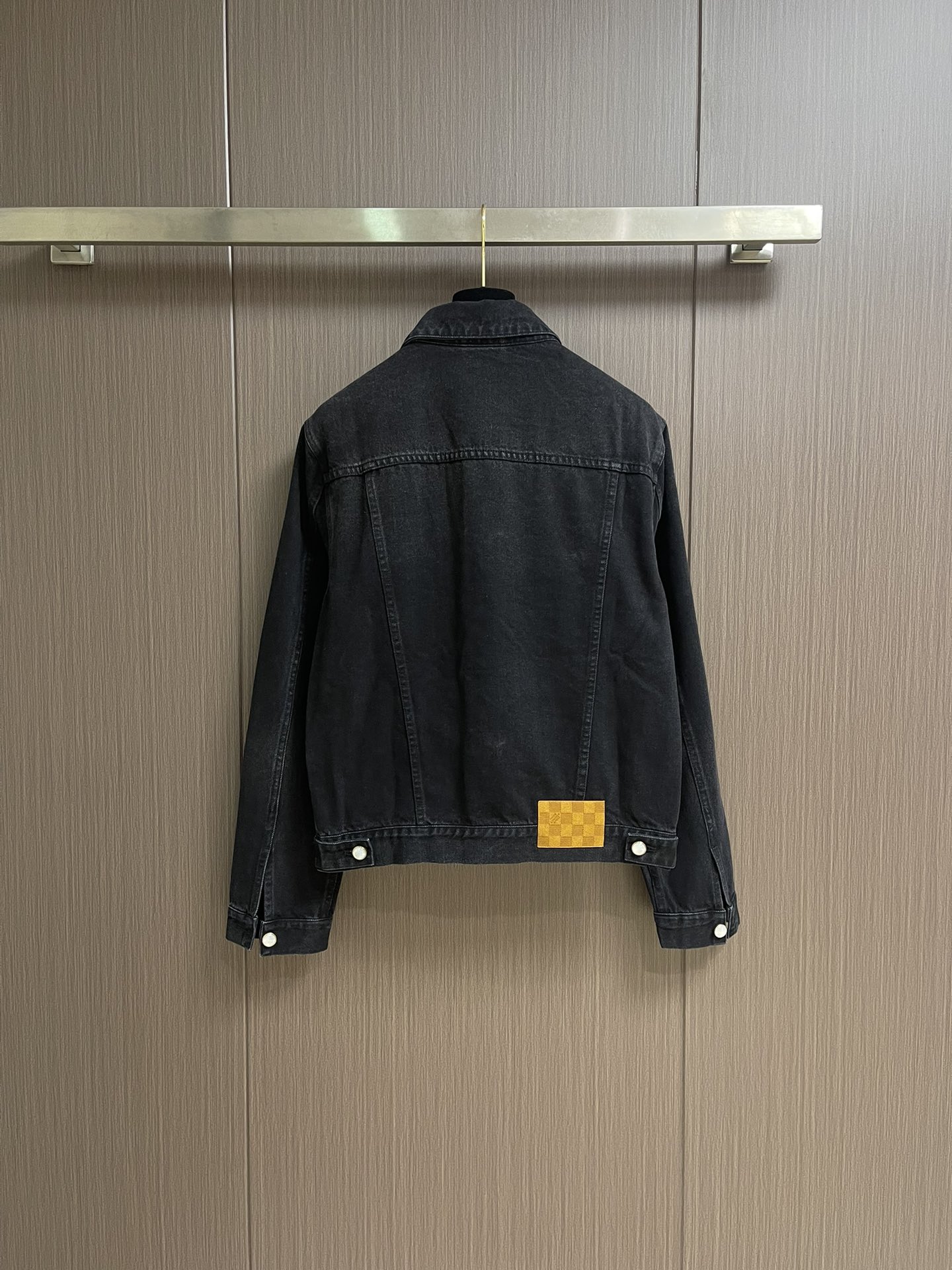 LV 砂洗刺绣牛仔外套，采用高品质的牛面料，布料纹理清晰且质地挺括，兼具良好的耐磨性与透气性，穿着舒适且