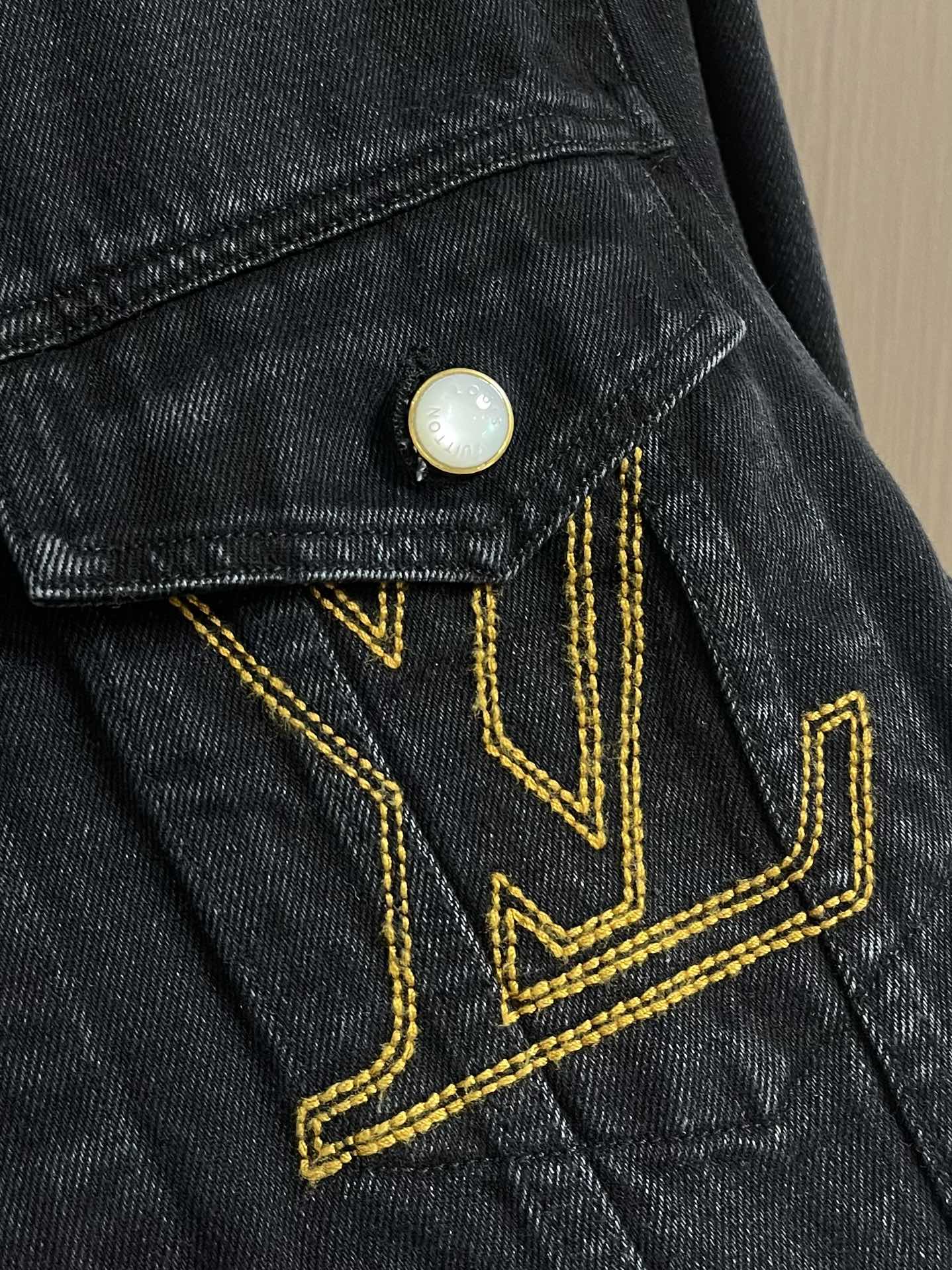 LV 砂洗刺绣牛仔外套，采用高品质的牛面料，布料纹理清晰且质地挺括，兼具良好的耐磨性与透气性，穿着舒适且