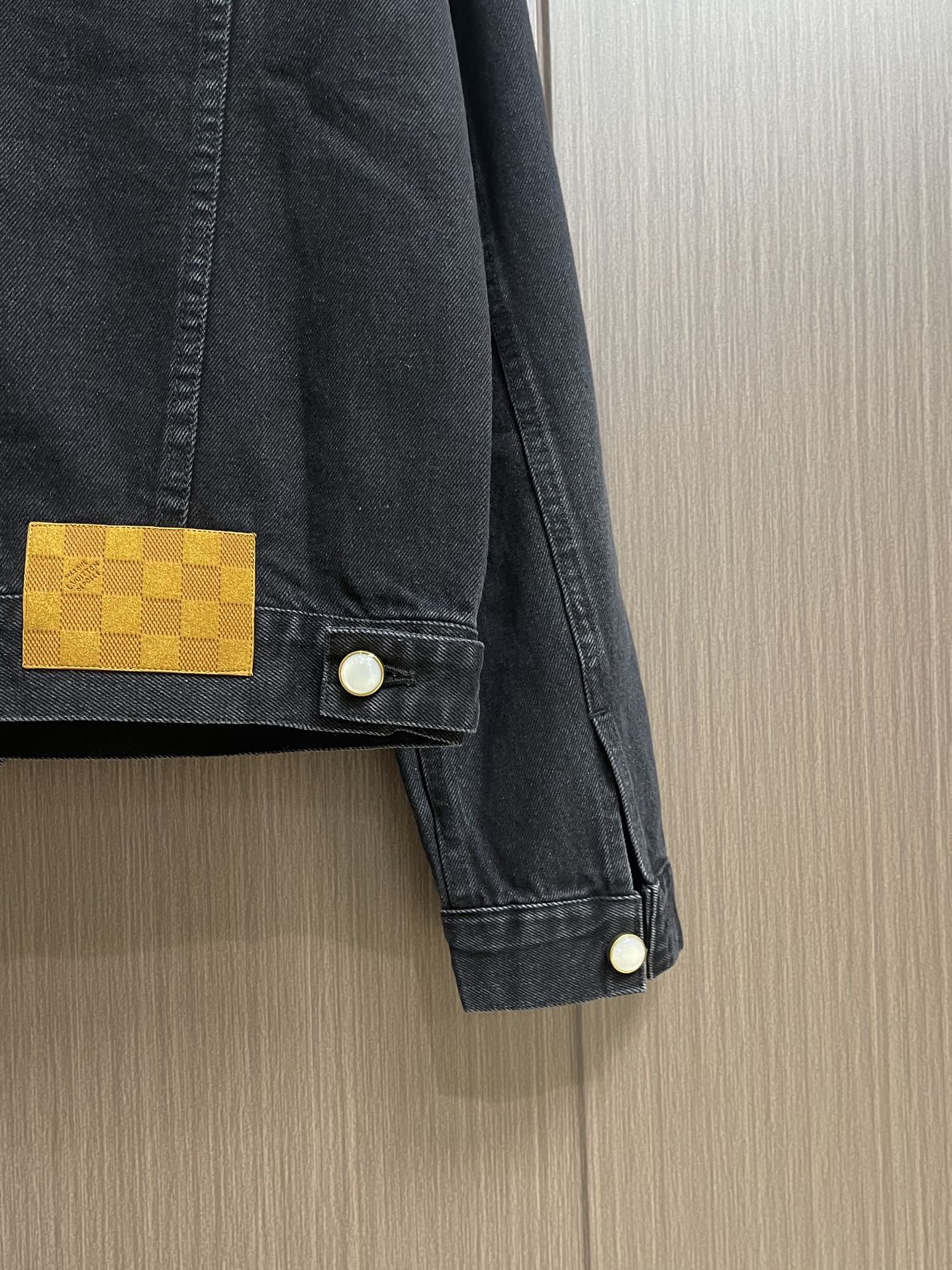 LV 砂洗刺绣牛仔外套，采用高品质的牛面料，布料纹理清晰且质地挺括，兼具良好的耐磨性与透气性，穿着舒适且