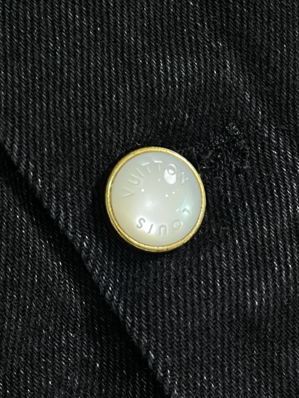 LV 砂洗刺绣牛仔外套，采用高品质的牛面料，布料纹理清晰且质地挺括，兼具良好的耐磨性与透气性，穿着舒适且