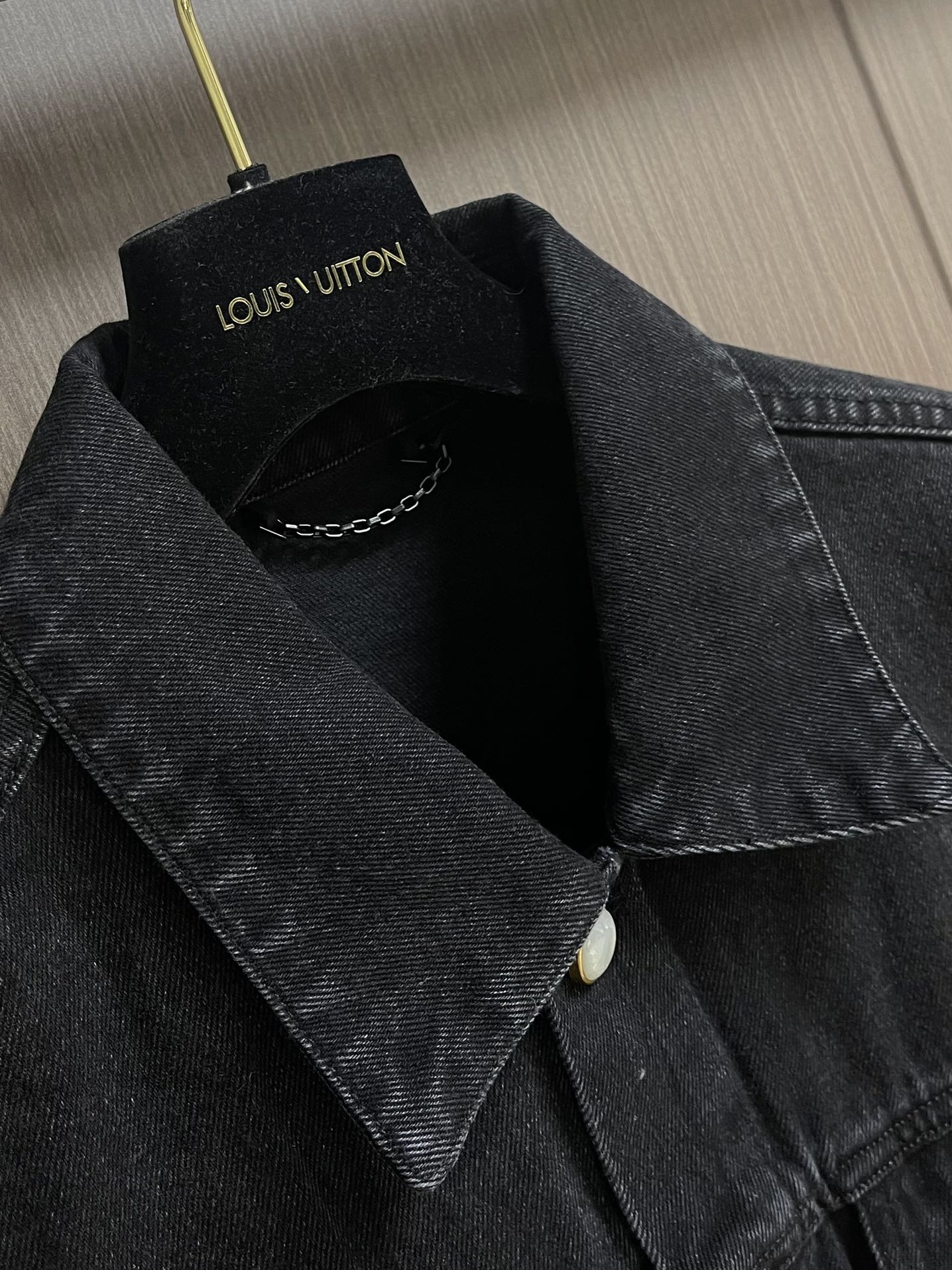 LV 砂洗刺绣牛仔外套，采用高品质的牛面料，布料纹理清晰且质地挺括，兼具良好的耐磨性与透气性，穿着舒适且