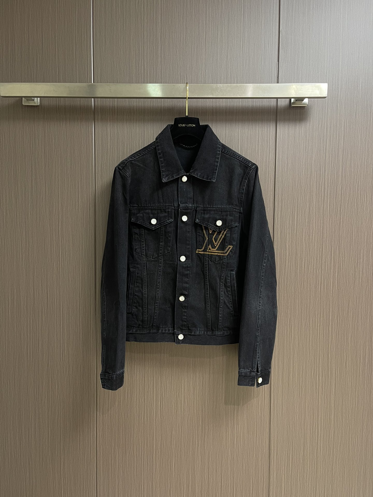 NO:538707,LV sand-washed embroidered denim jacket, uses high-quality beef fabric, with clear texture and crisp texture, combining good wear resistance and breathability, comfortable and durable wear; the brand logo embroidery on the chest adopts precision embroidery technology, the embroidery thread is full and tough, the stitches are delicate and uniform, and the pattern is clear and three-dimensional; the metal buttons and rivets are made of high-quality hardware, the surface is finely polished and coated, and the color is bright and not easy to oxidize and fall off, and the combination with denim fabric is firm and reliable; the lapel of the jacket is classic and atmospheric, with neat and smooth cut, fits the body without losing the sense of leisure. Size S-XL,,louis vuitton, jackets & coats,alexander wang19860909LV 砂洗刺绣牛仔外套,采用高品质的牛面料,布料纹理清晰且质地挺括,兼具良好的耐磨性与透气性,穿着舒适且经久耐穿；胸前的品牌标识刺绣,采用精密的刺绣工艺,绣线色泽饱满且坚韧,针脚细腻均匀,图案轮廓清晰立体；金属纽扣与铆钉选用优质五金材质,表面经过精细的打磨与镀层处理,色泽光亮且不易氧化脱落,与牛仔面料的结合牢固可靠；外套的翻领版型经典大气,剪裁利落流畅,贴合身形又不失休闲感.尺码S-XL,,louis vuitton,jackets & coats,alexander wang,Men's clothing