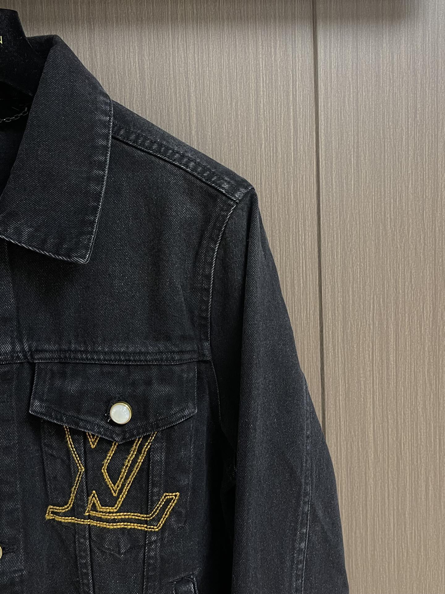 LV 砂洗刺绣牛仔外套，采用高品质的牛面料，布料纹理清晰且质地挺括，兼具良好的耐磨性与透气性，穿着舒适且