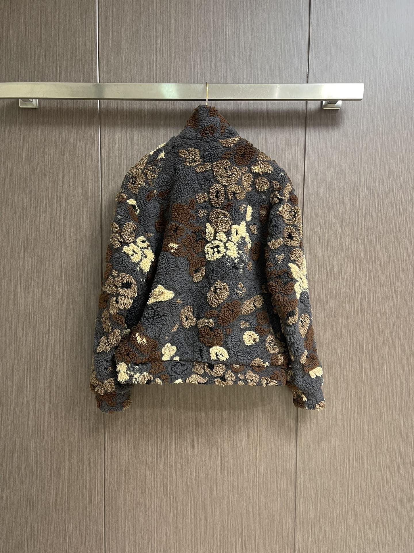 LV 2025FW秋冬新款绒面双面长袖束腰夹克，一面采用 3D 绒面呈现 LV Leo 图案，其间融入 