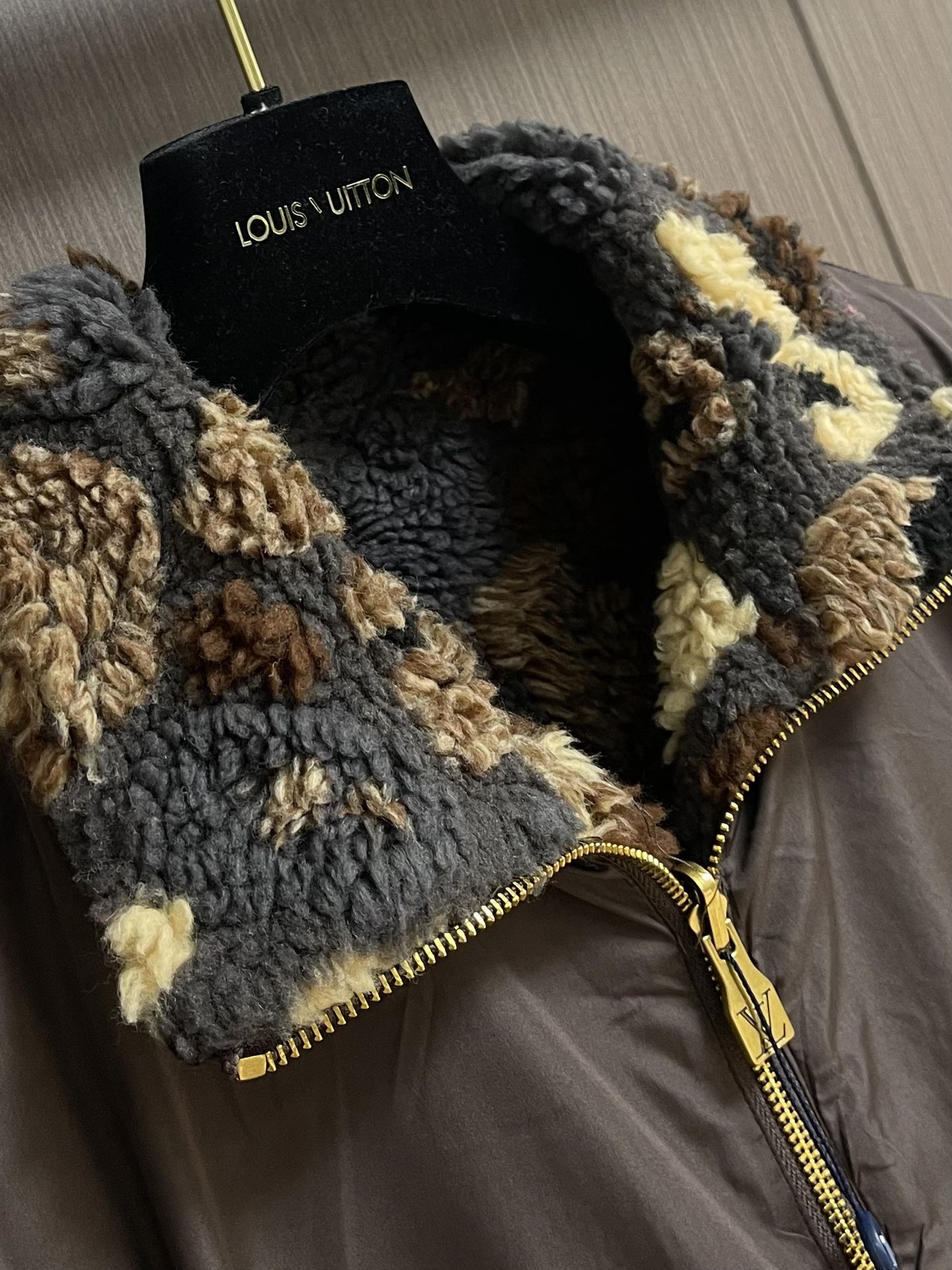 LV 2025FW秋冬新款绒面双面长袖束腰夹克，一面采用 3D 绒面呈现 LV Leo 图案，其间融入 