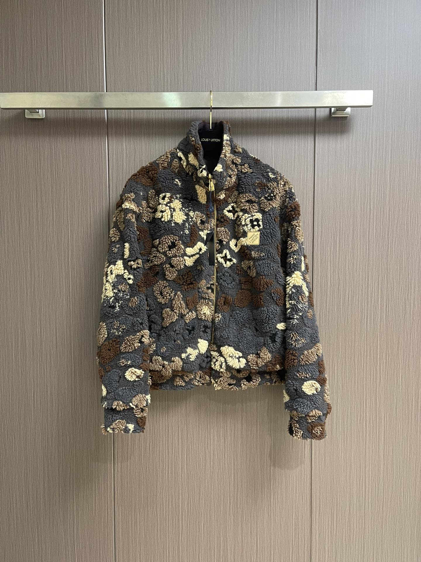 LV 2025FW秋冬新款绒面双面长袖束腰夹克，一面采用 3D 绒面呈现 LV Leo 图案，其间融入 