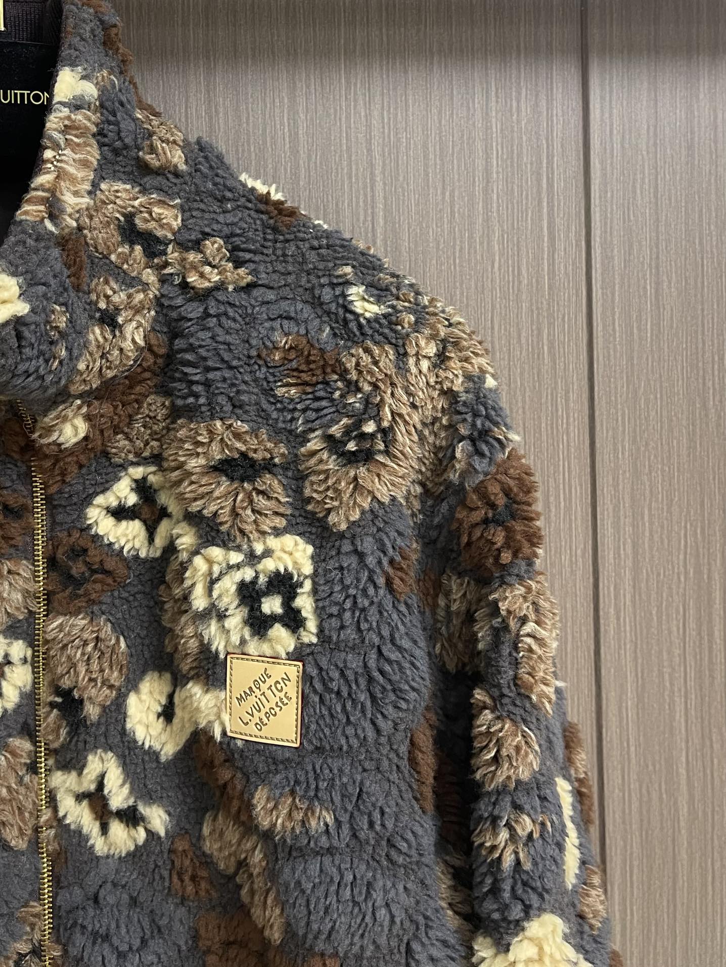 LV 2025FW秋冬新款绒面双面长袖束腰夹克，一面采用 3D 绒面呈现 LV Leo 图案，其间融入 