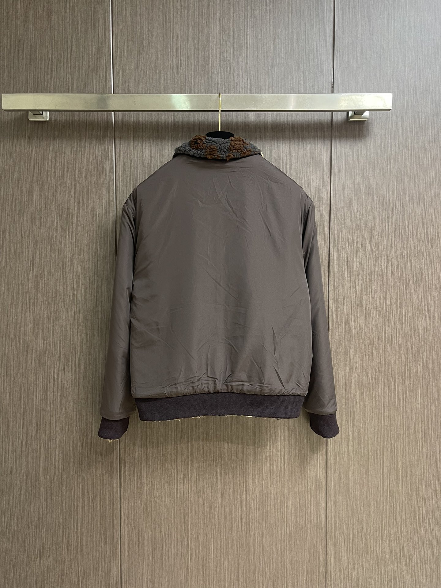 LV 2025FW秋冬新款绒面双面长袖束腰夹克，一面采用 3D 绒面呈现 LV Leo 图案，其间融入 