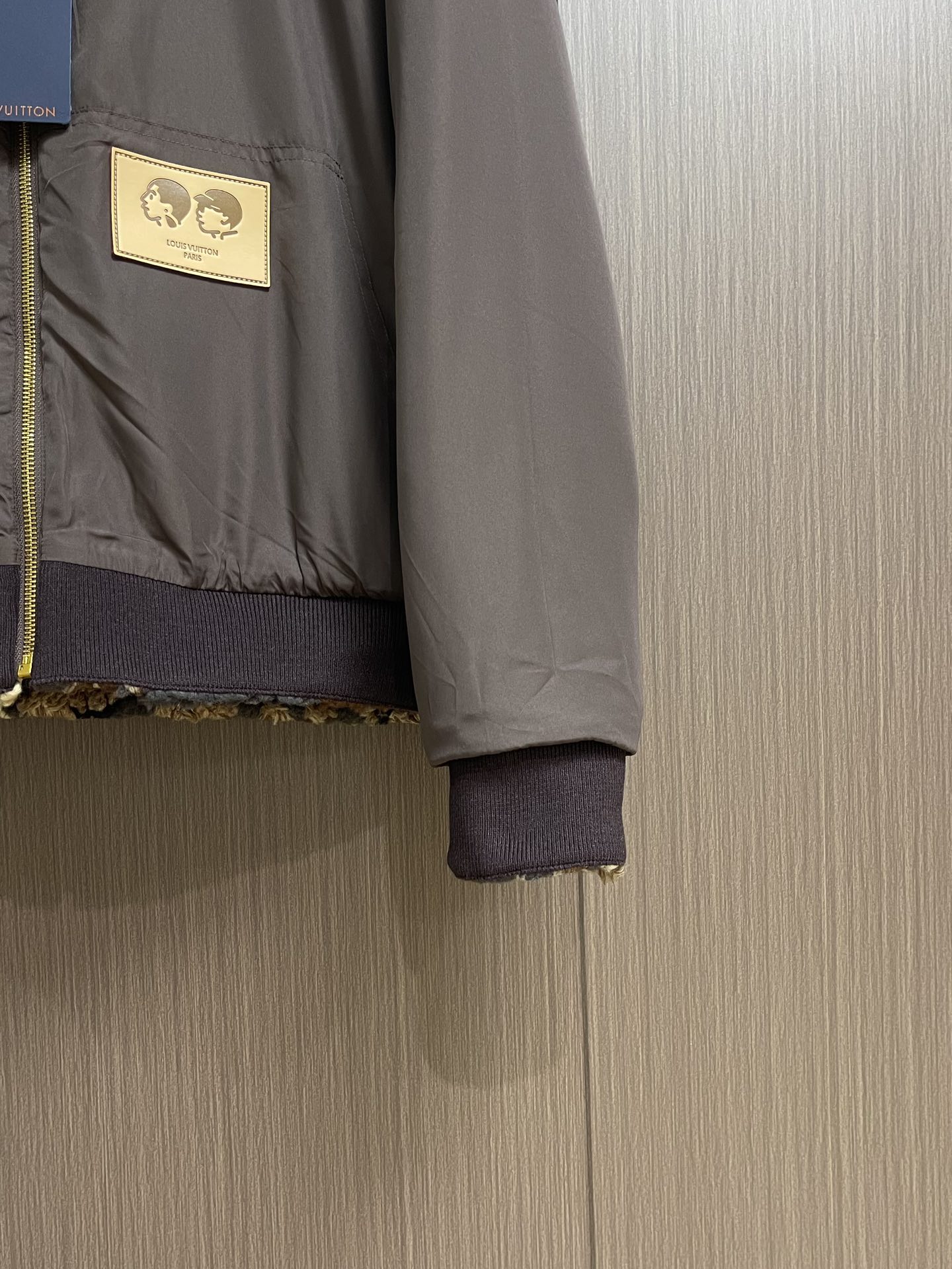 LV 2025FW秋冬新款绒面双面长袖束腰夹克，一面采用 3D 绒面呈现 LV Leo 图案，其间融入 