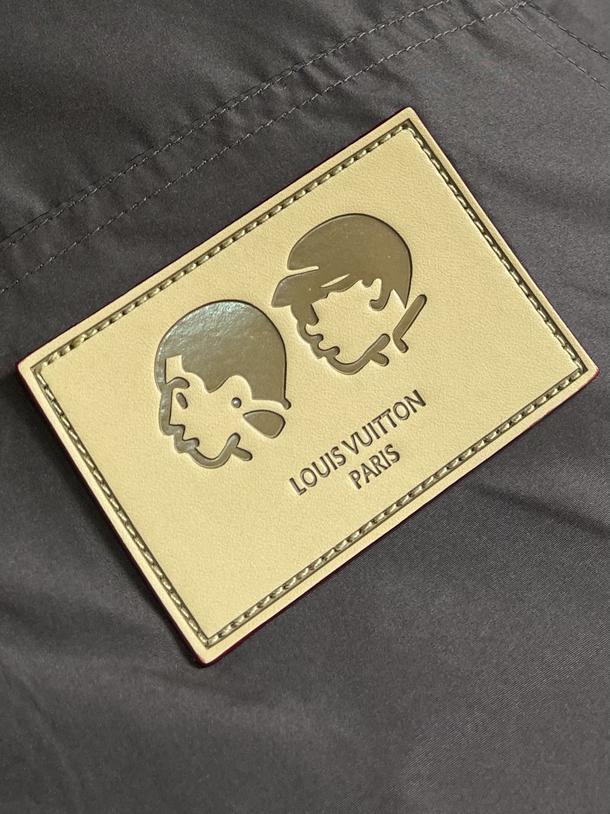 LV 2025FW秋冬新款绒面双面长袖束腰夹克，一面采用 3D 绒面呈现 LV Leo 图案，其间融入 