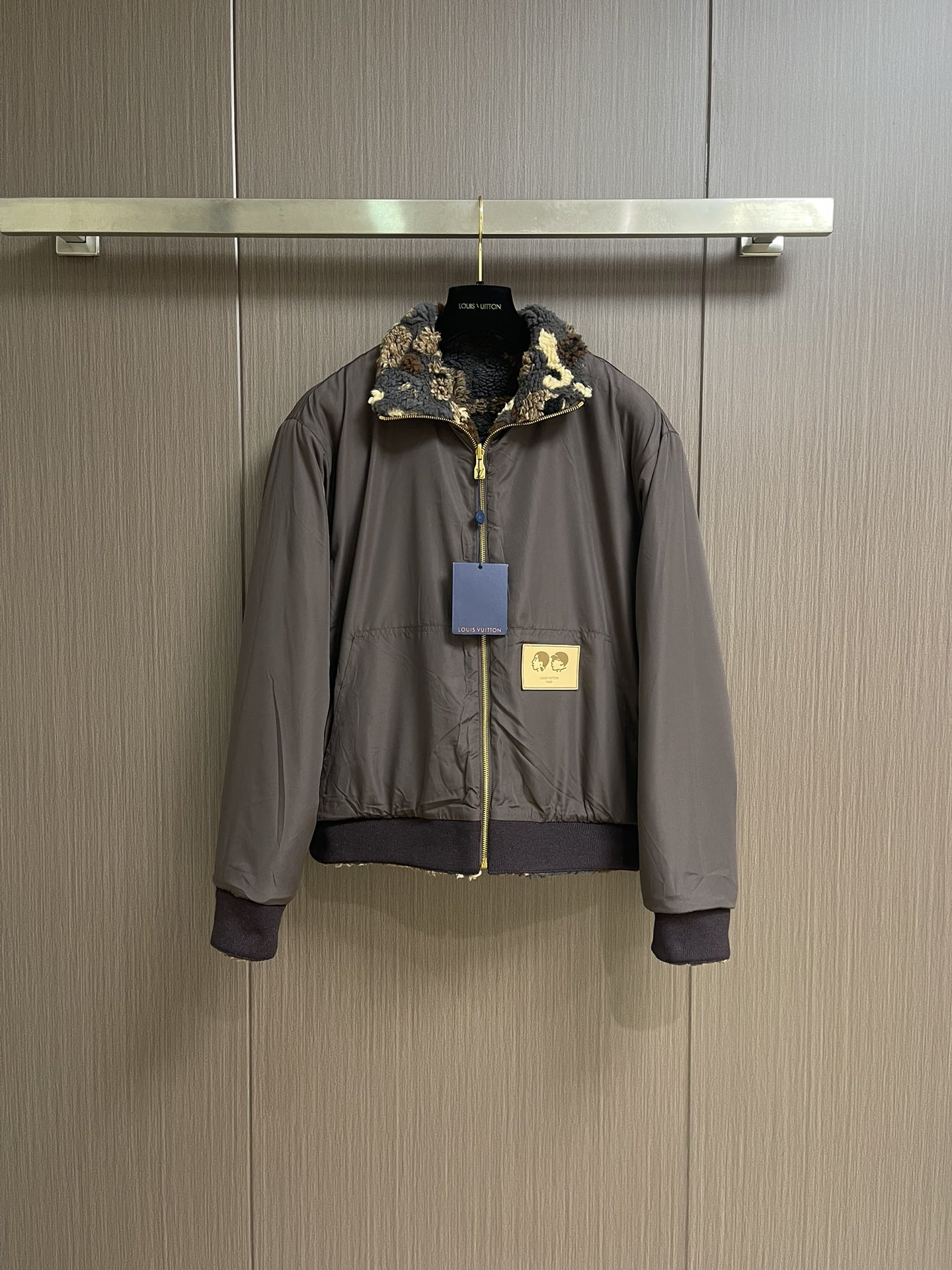 NO:538692,LV 2025FW autumn and winter new suede double-sided long-sleeved waist jacket, one side uses 3D suede to present LV Leo pattern, and Monogram elements are incorporated in the back, which can be transformed into a simple bomber jacket. PN patches are used to commemorate Pharrell Williams and Nigo, and the solid color is equipped with ribbed collar, hem and cuffs. Size S-XL,,louis vuitton,jackets & coats,alexander wang19860909LV 2025FW秋冬新款绒面双面长袖束腰夹克,一面采用 3D 绒面呈现 LV Leo 图案,其间融入 Monogram 元素,反面即可化身素净飞行员夹克,PN 贴饰纪念 Pharrell Williams与Nigo,纯色一面配有罗纹衣领、下摆和袖口.尺码S-XL,,louis vuitton,jackets & coats,alexander wang,Men's clothing