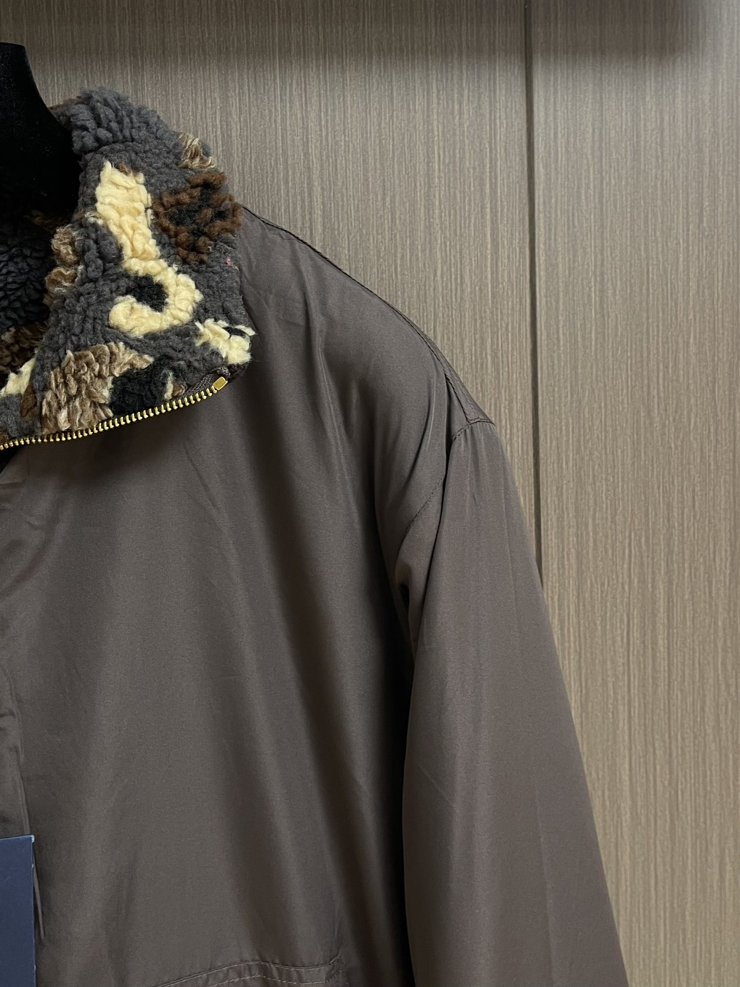 LV 2025FW秋冬新款绒面双面长袖束腰夹克，一面采用 3D 绒面呈现 LV Leo 图案，其间融入 