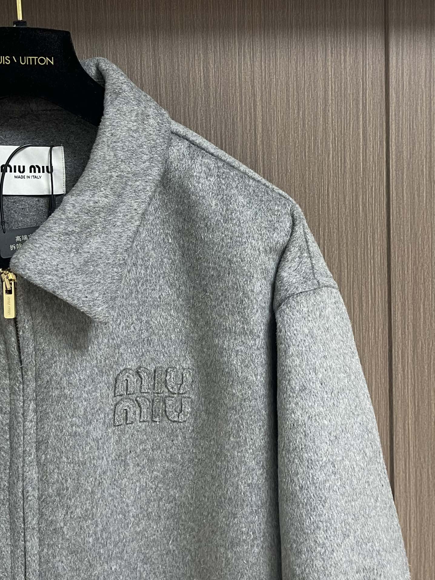 MiuMiu 刺绣标识翻领羊绒拉链外套，采用80％羊绒，20涤纶面料面料。料约为620克重。双面羊绒面料