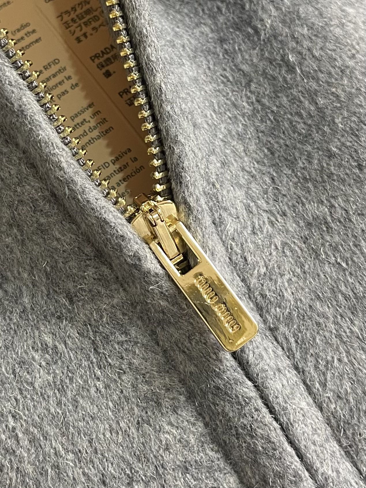 MiuMiu 刺绣标识翻领羊绒拉链外套，采用80％羊绒，20涤纶面料面料。料约为620克重。双面羊绒面料