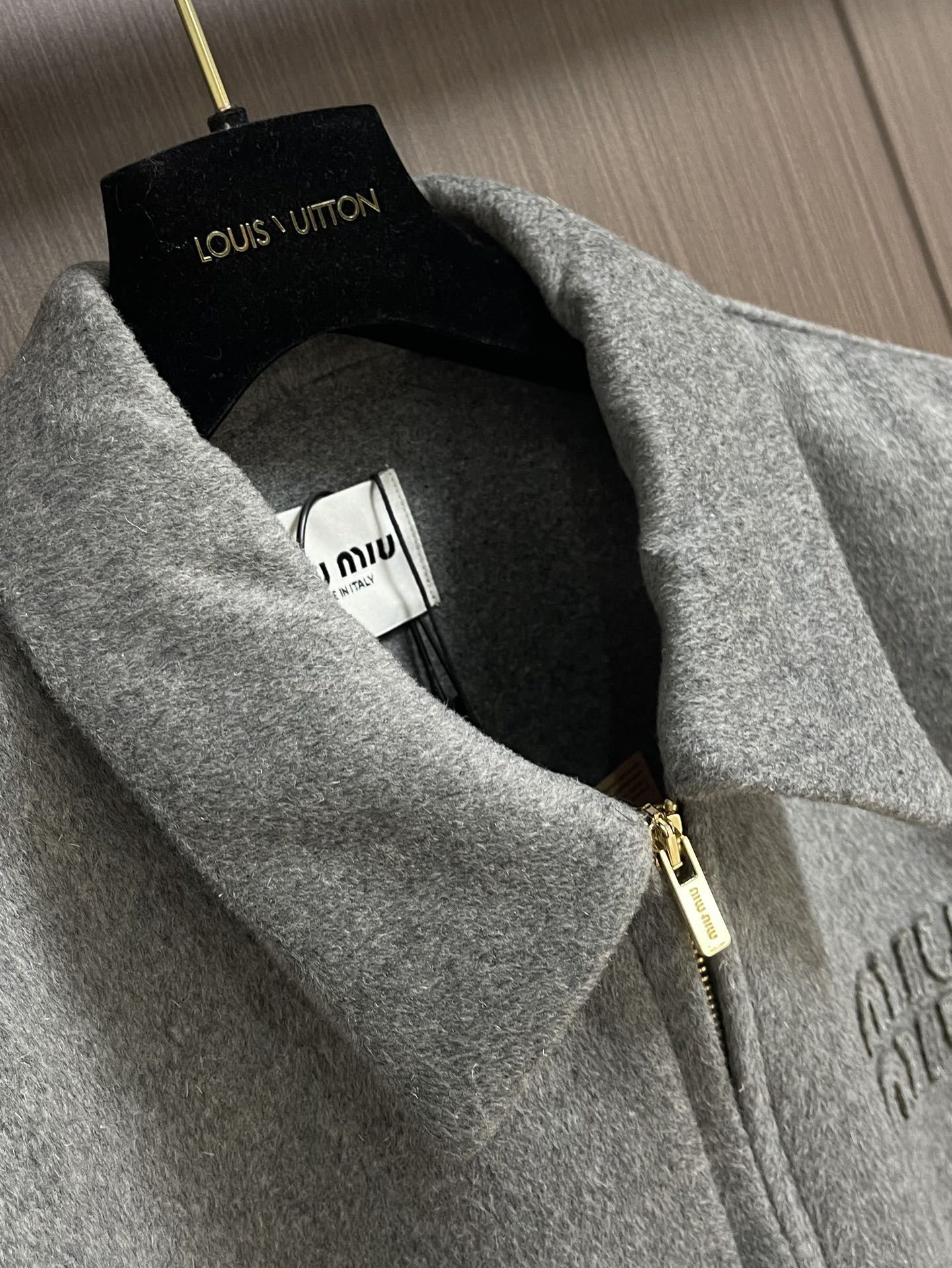 MiuMiu 刺绣标识翻领羊绒拉链外套，采用80％羊绒，20涤纶面料面料。料约为620克重。双面羊绒面料