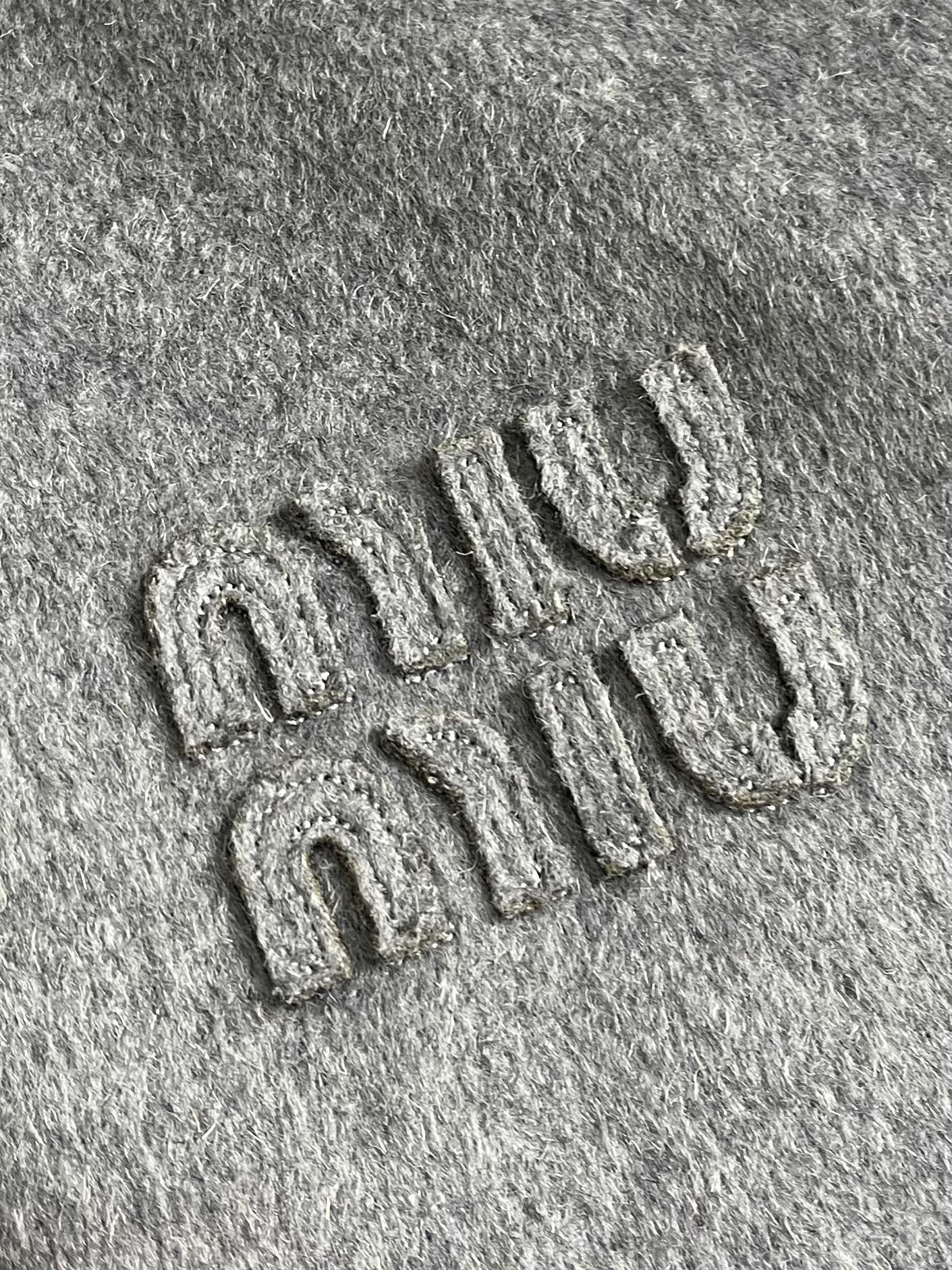 MiuMiu 刺绣标识翻领羊绒拉链外套，采用80％羊绒，20涤纶面料面料。料约为620克重。双面羊绒面料