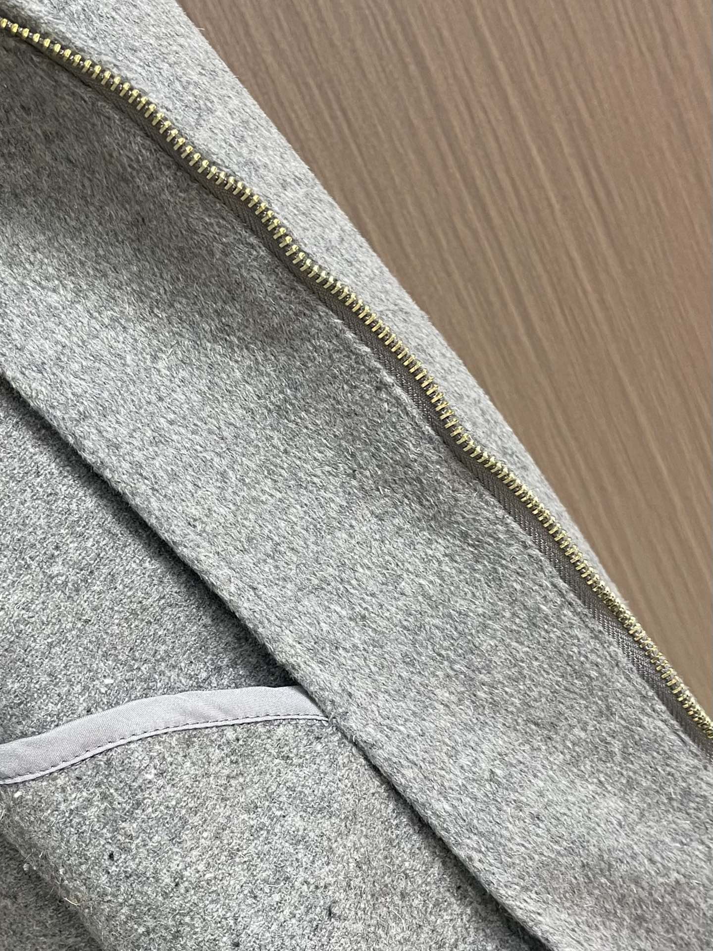 MiuMiu 刺绣标识翻领羊绒拉链外套，采用80％羊绒，20涤纶面料面料。料约为620克重。双面羊绒面料