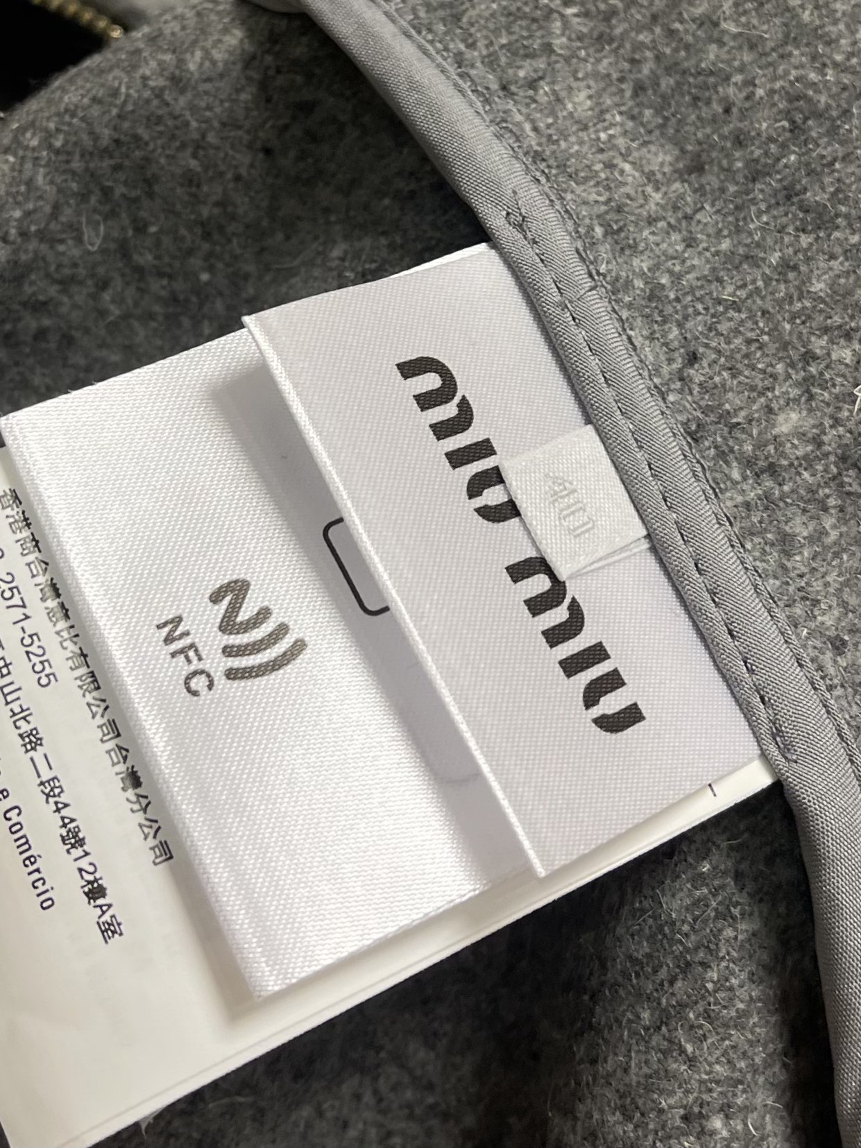 MiuMiu 刺绣标识翻领羊绒拉链外套，采用80％羊绒，20涤纶面料面料。料约为620克重。双面羊绒面料