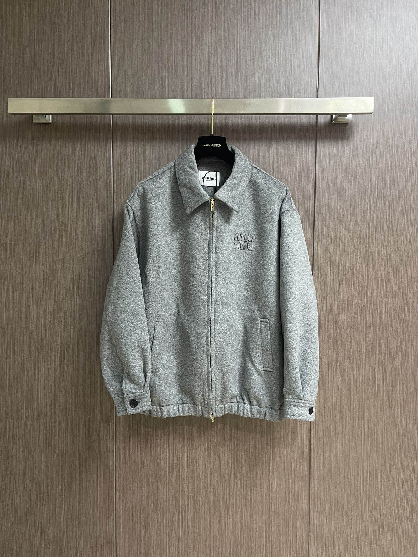 NO:538656,MiuMiu embroidered lapel cashmere zipper jacket, which is made of 80% cashmere and 20 polyester fabric. The material weighs about 620 grams. The upper body of the double-sided cashmere fabric is warmer. As an exterior style, cashmere fabric has always been the leading representative of high-end clothing. Embroidery, the brand MIU MIU brand embroidery icon on the chest. The process uses laser burning, and the hand-held positioning is manually positioned and fitted one by one, and the positioning is firmly solidified. Custom hardware, threads, auxiliary materials, counter-arrangement, male and female style. Size 36-48-40-42,,miumiu, jackets & coats,alexander wang19860909MiuMiu 刺绣标识翻领羊绒拉链外套,采用80％羊绒,20涤纶面料面料.料约为620克重.双面羊绒面料上身更为保暖.羊绒面料做为外搭款,一直是高端服饰的领先代表.刺绣,胸前带有品牌MIU MIU品牌标刺绣图标,该工艺采用激光烧花,后人工一个一个手量定位贴合,识别定位绣上与牢牢凝固.定制五金 螺纹 辅料 对版对位 男女同款.尺码36-48-40-42,,miumiu,jackets & coats,alexander wang,Men's clothing