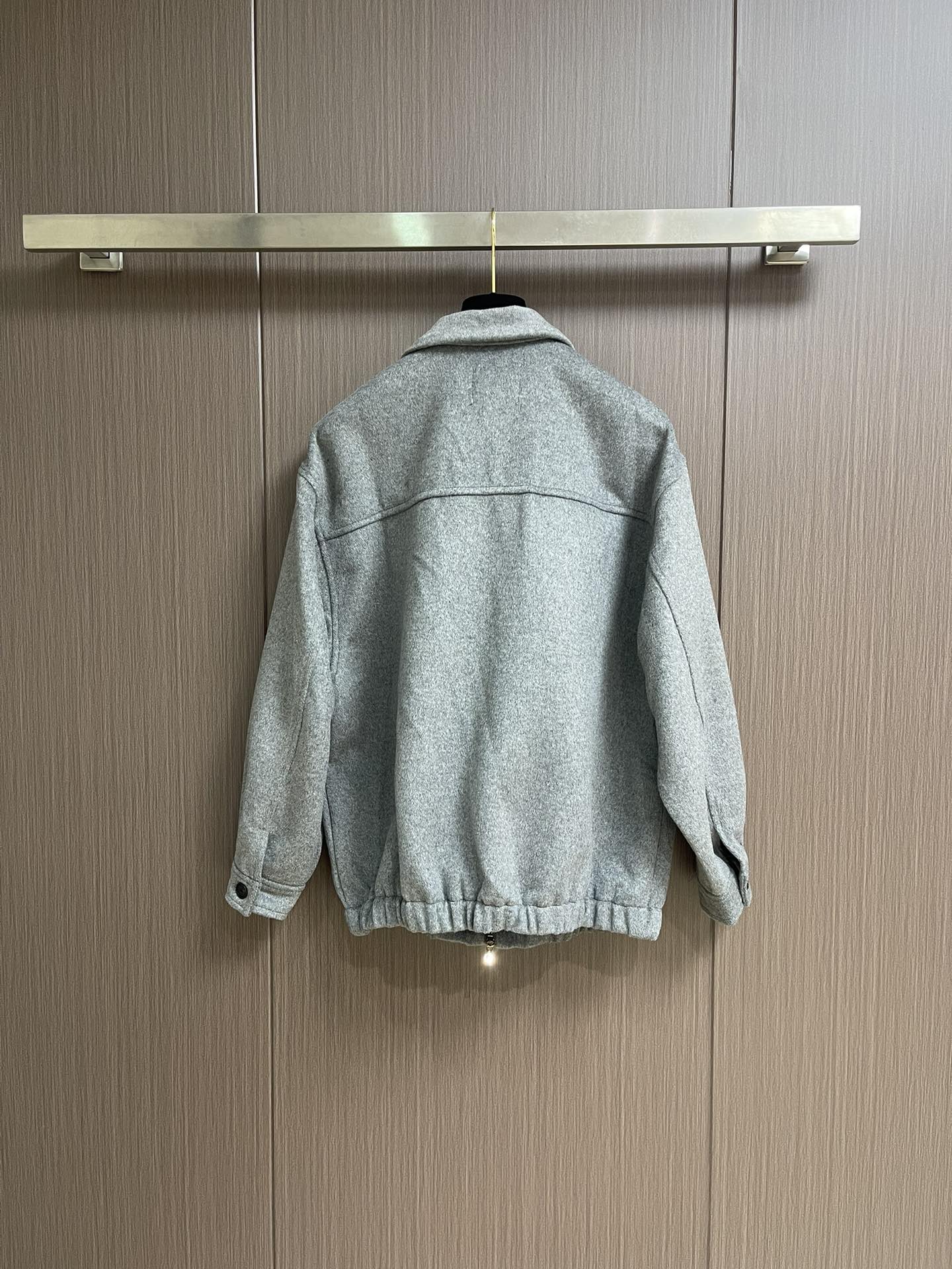 MiuMiu 刺绣标识翻领羊绒拉链外套，采用80％羊绒，20涤纶面料面料。料约为620克重。双面羊绒面料