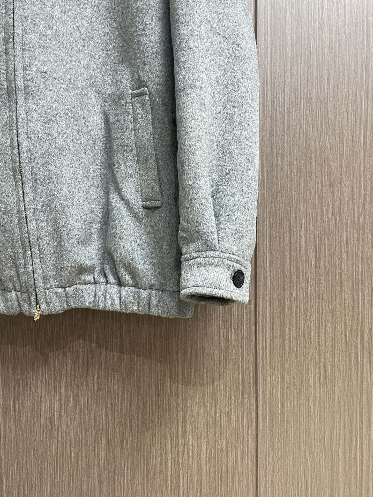 MiuMiu 刺绣标识翻领羊绒拉链外套，采用80％羊绒，20涤纶面料面料。料约为620克重。双面羊绒面料